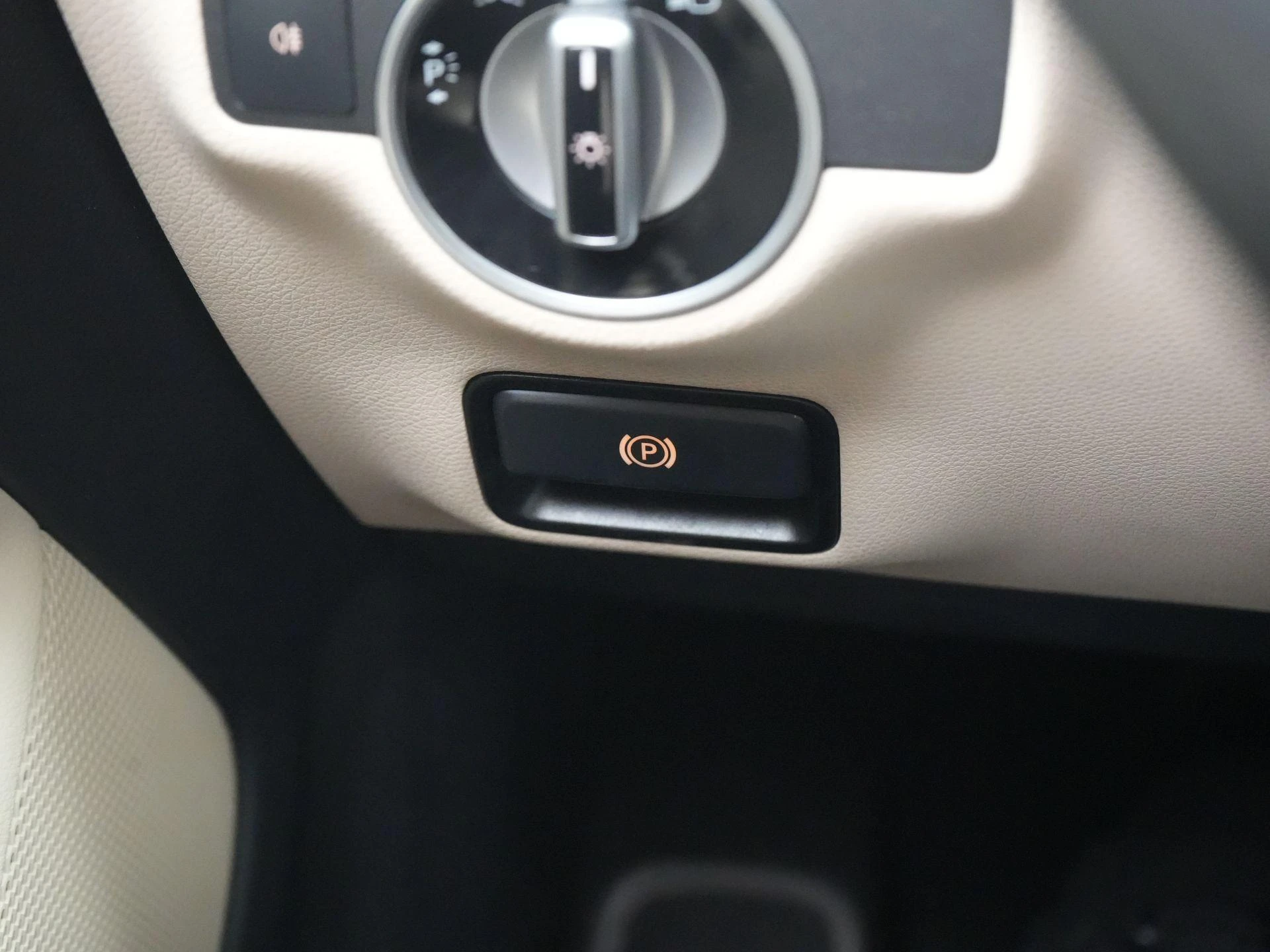 Mercedes-Benz-GLA-image-27