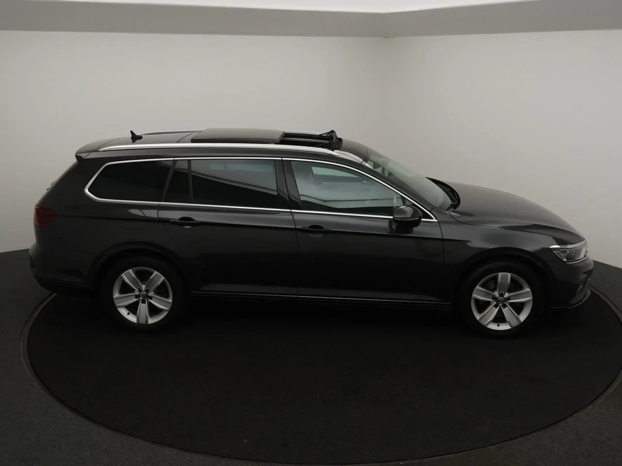 Volkswagen-Passat-image-3