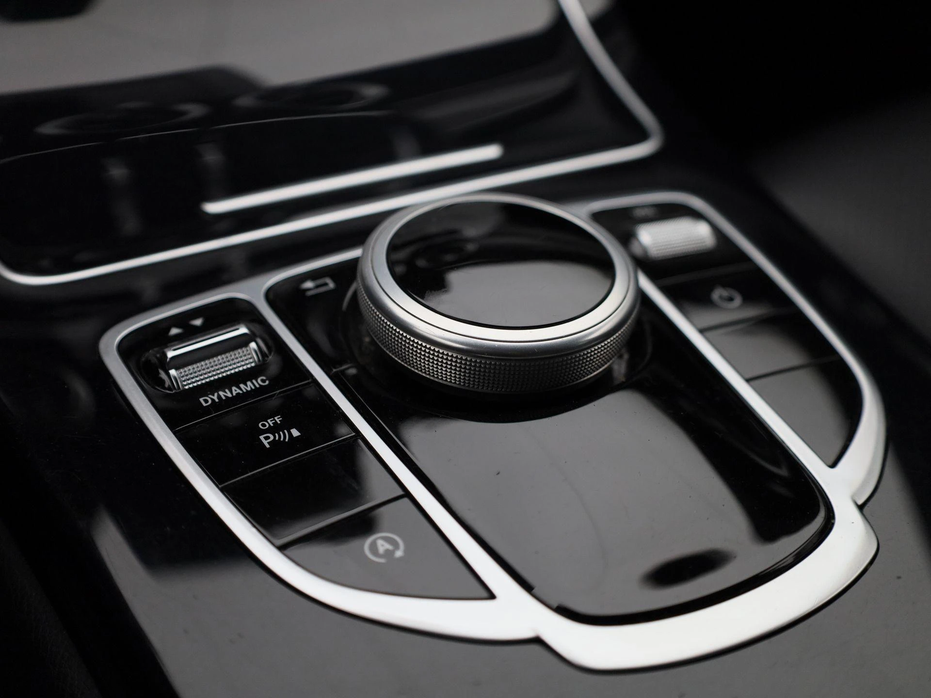 Mercedes-Benz-C-Klasse-image-18