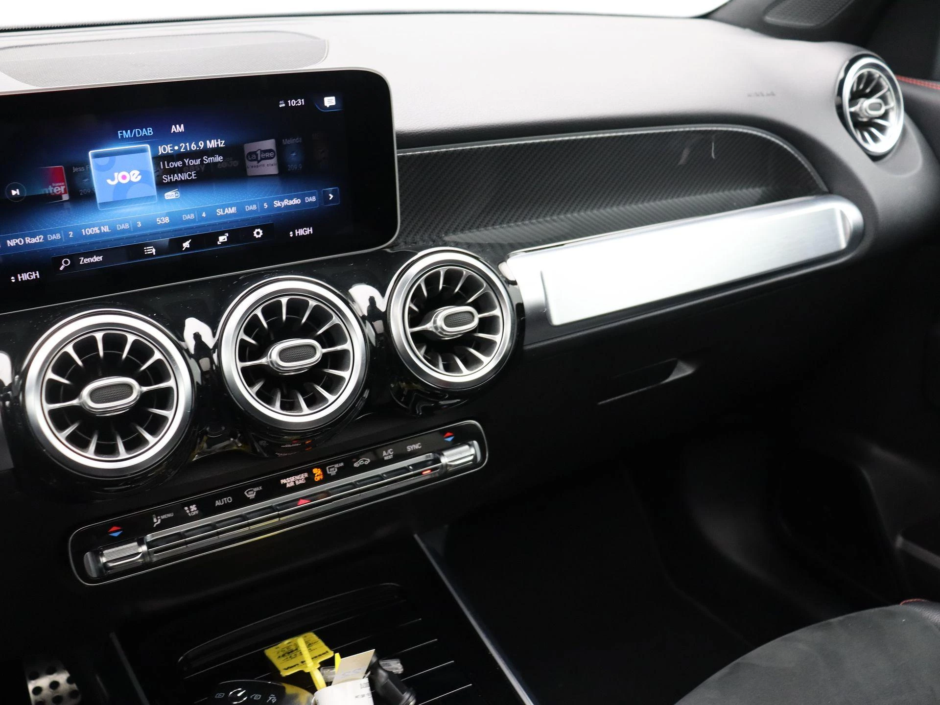 Mercedes-Benz-GLB-image-10