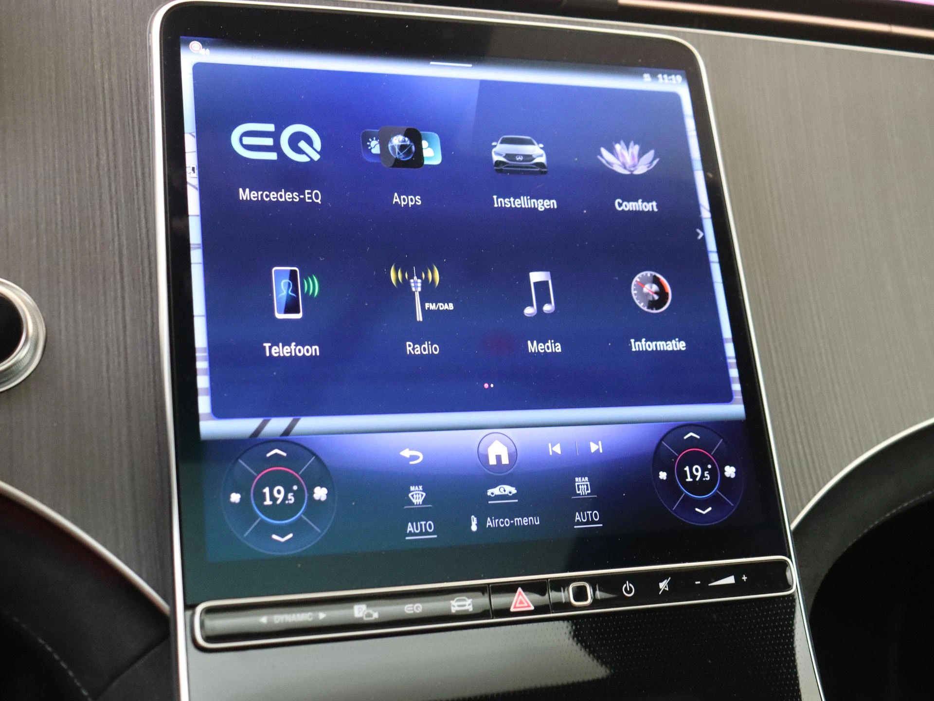 Mercedes-Benz-EQE-image-15