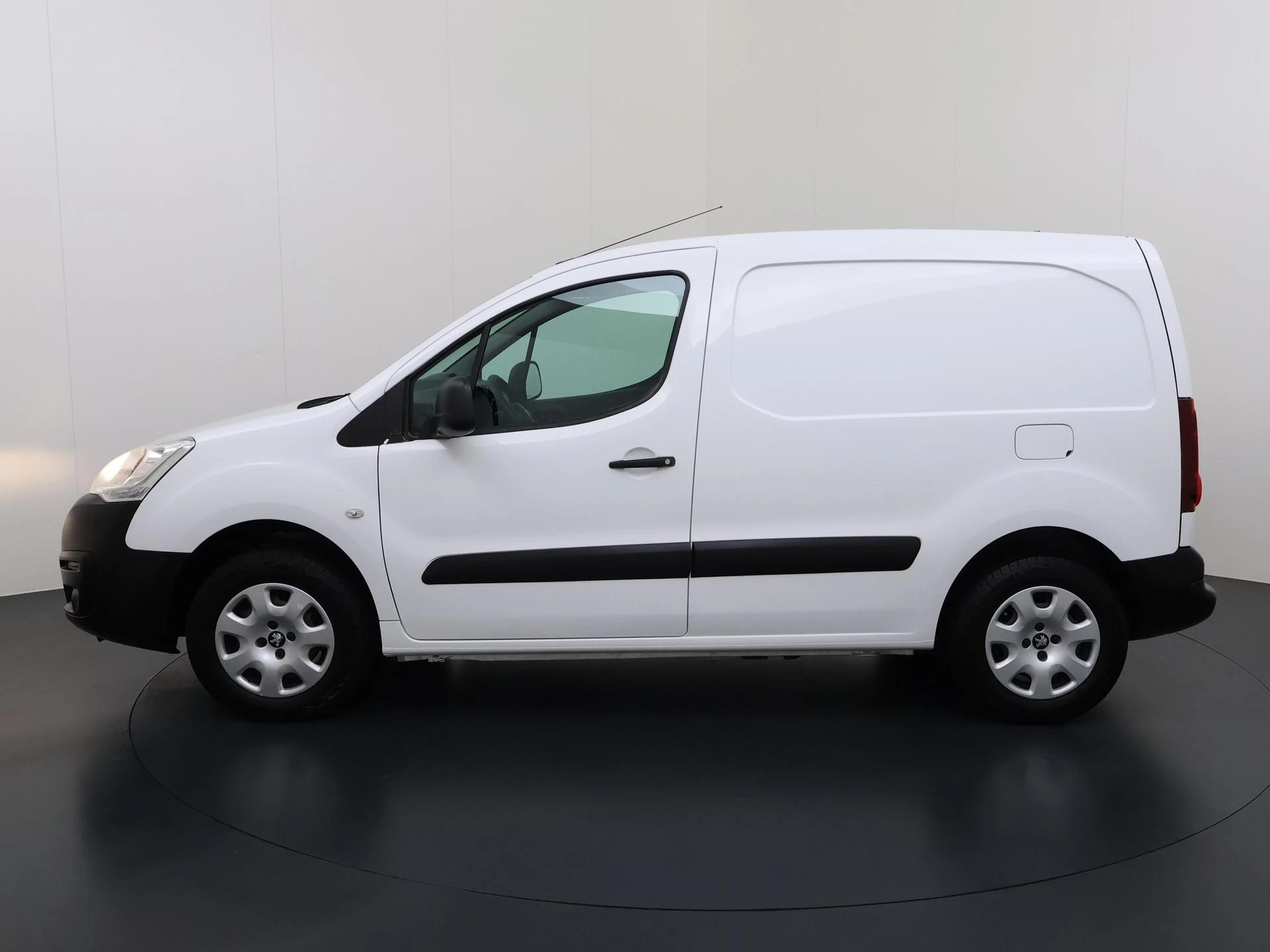 Peugeot-e-Partner-image-1