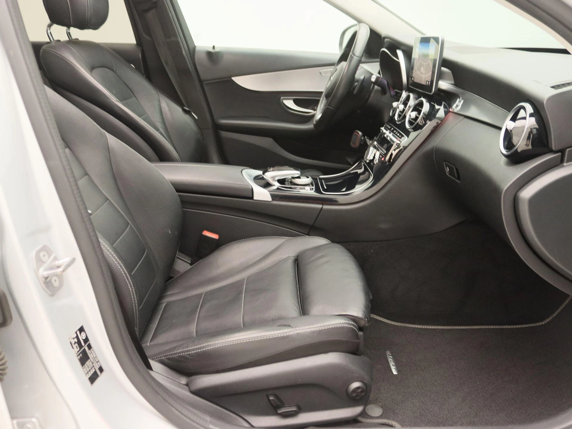 Mercedes-Benz-C-Klasse-image-23