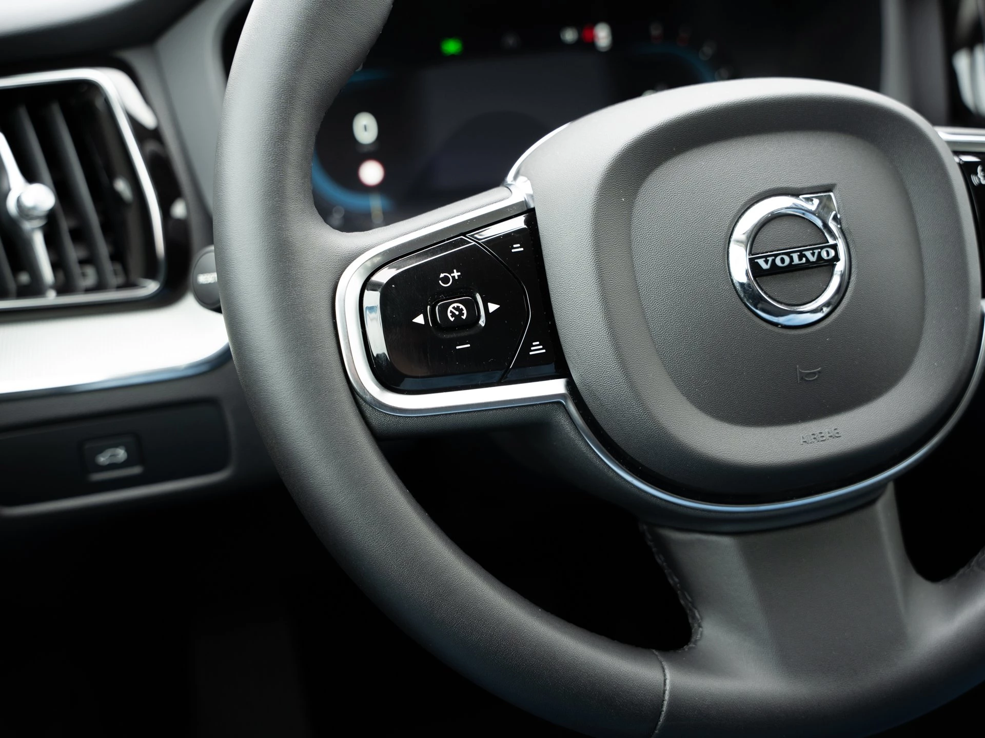 Volvo XC60 B4 2WD Plus Dark