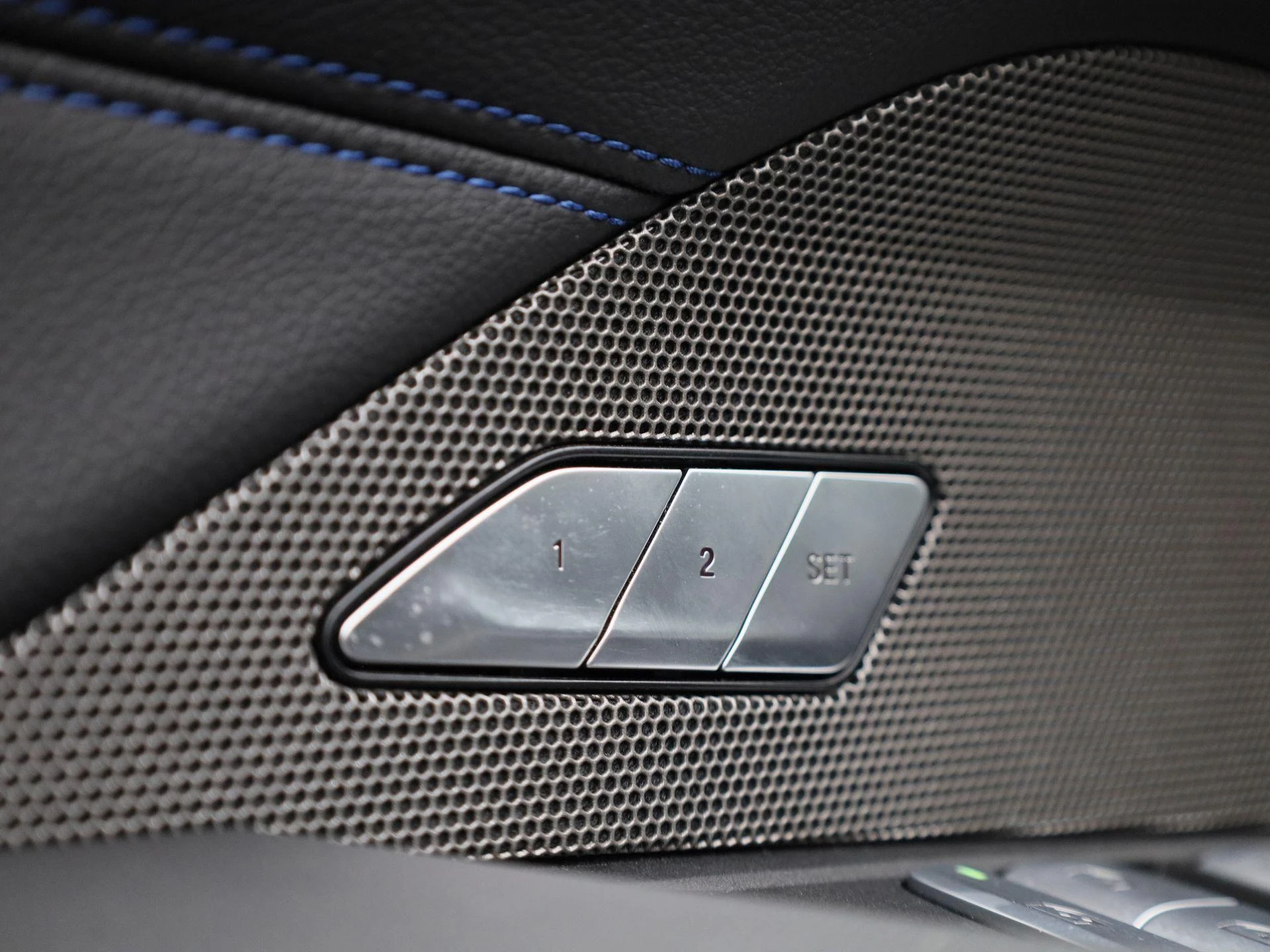 BMW-i4-image-43
