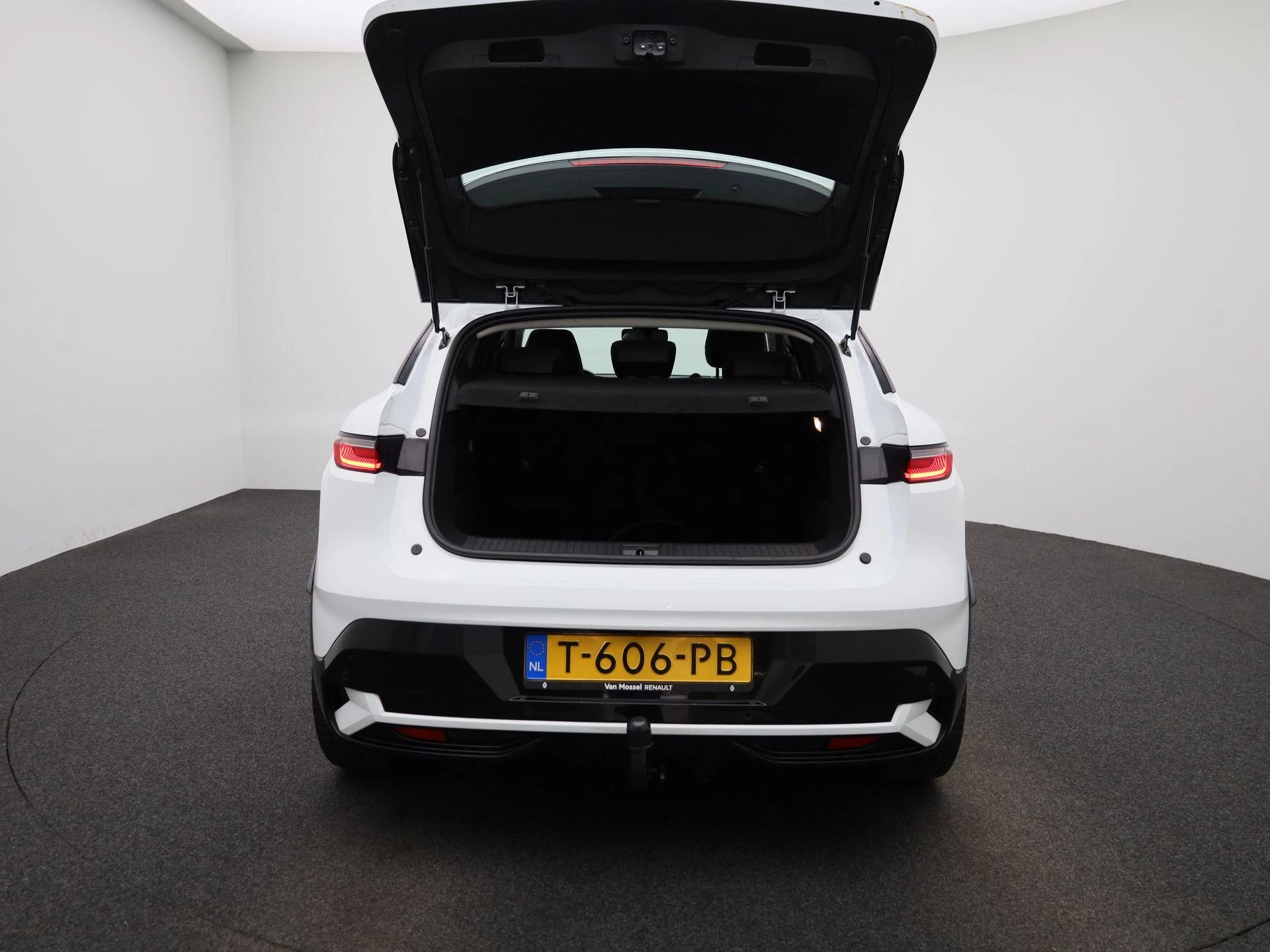 Renault-Megane E-Tech-image-10