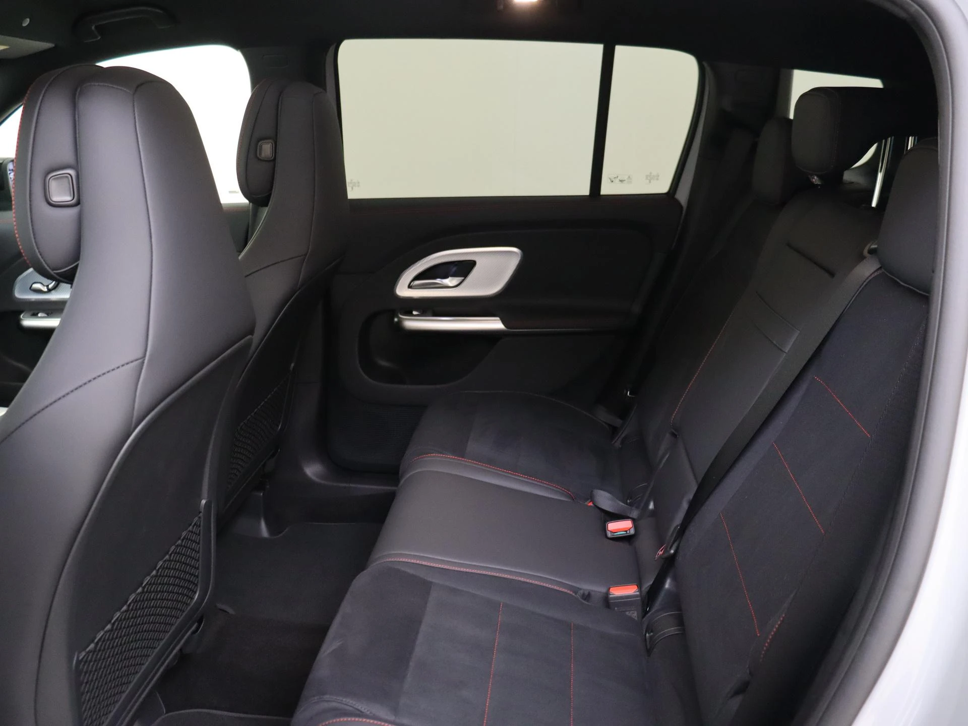 Mercedes-Benz-GLB-image-15