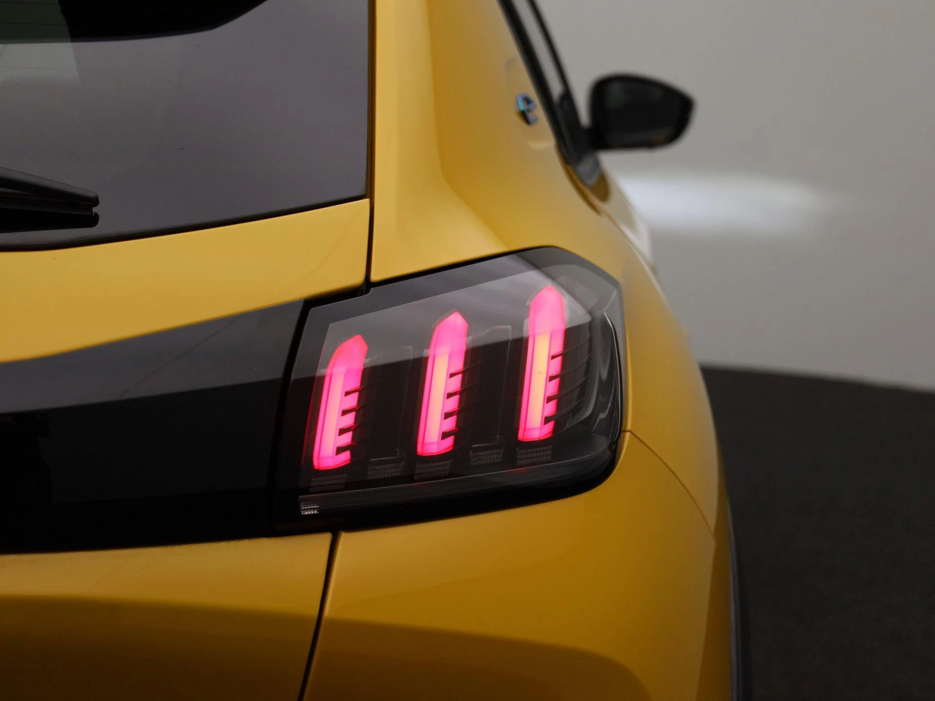 Peugeot-e-208-image-37