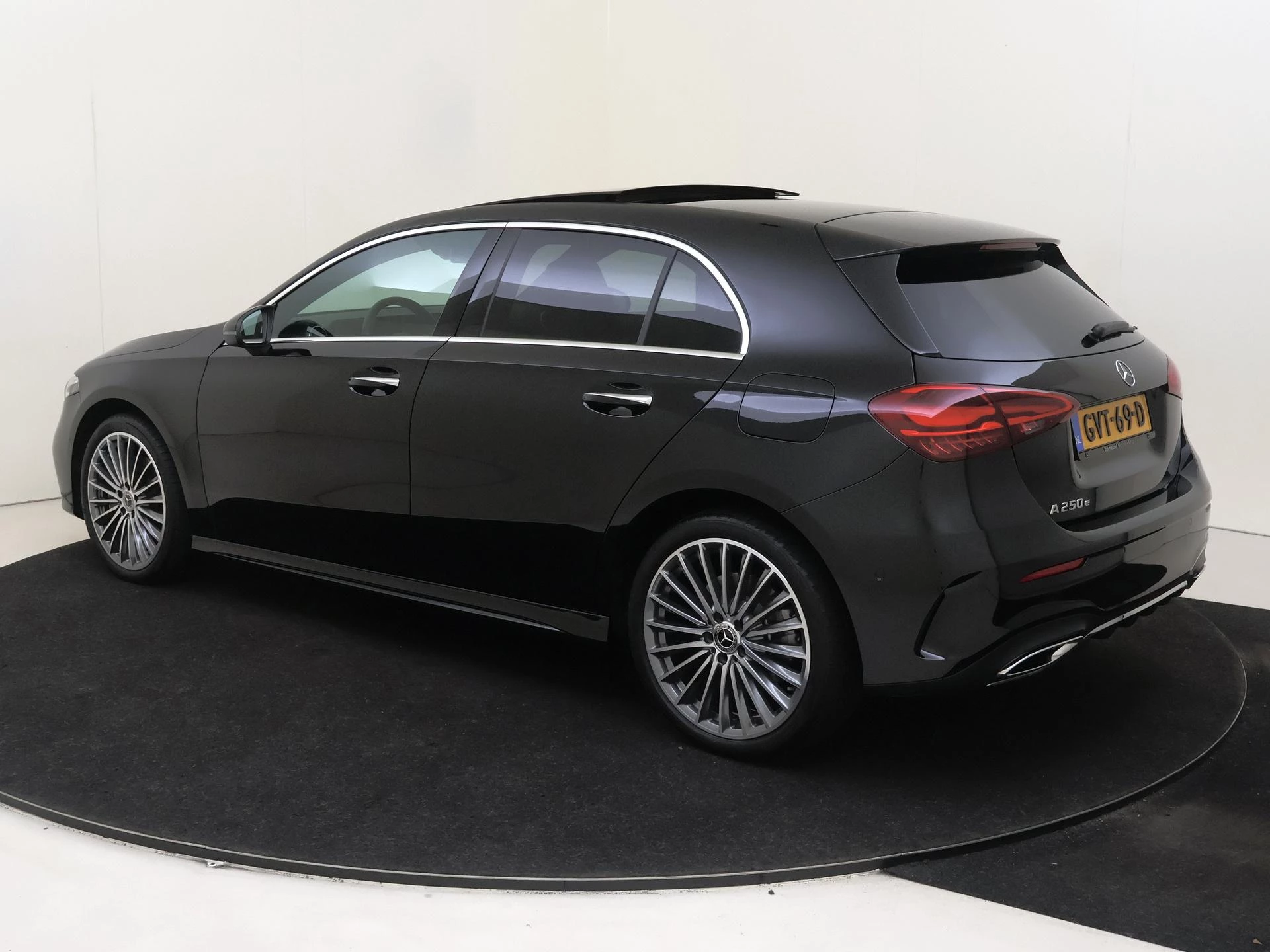 Mercedes-Benz-A-Klasse-image-2