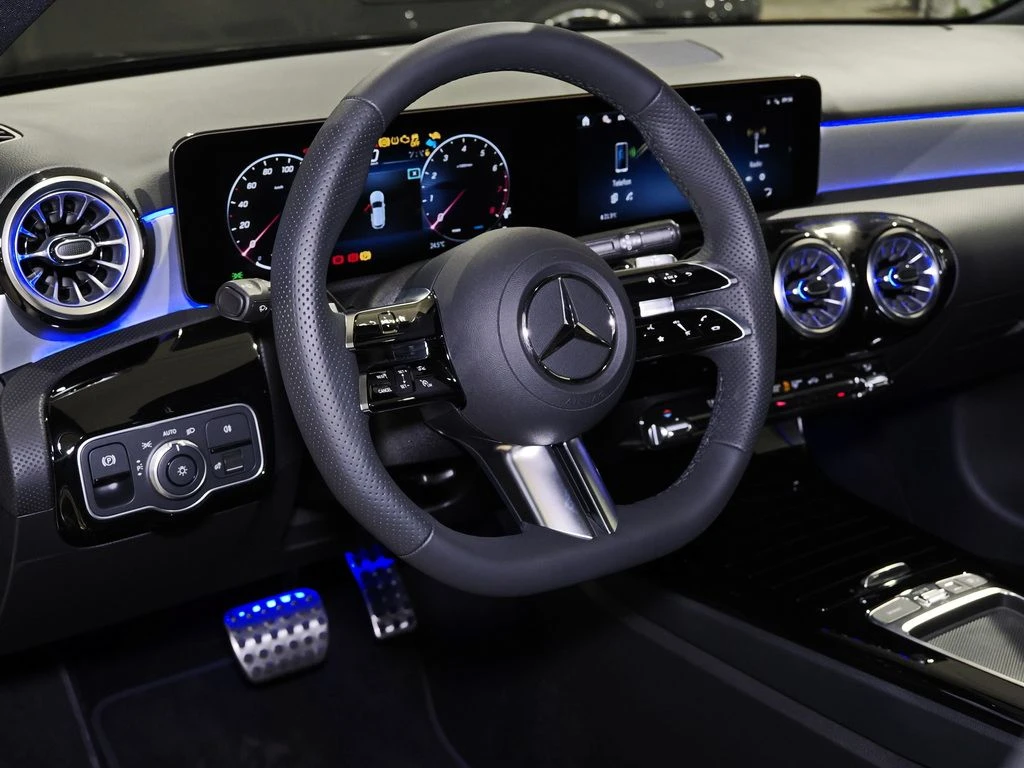 Mercedes-Benz-A-Klasse 180-image-9