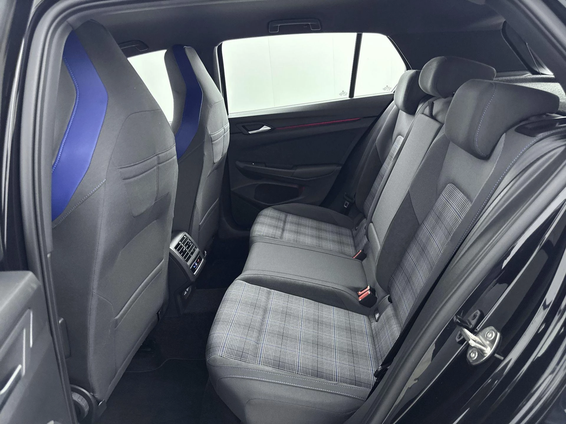 Volkswagen-Golf-image-23
