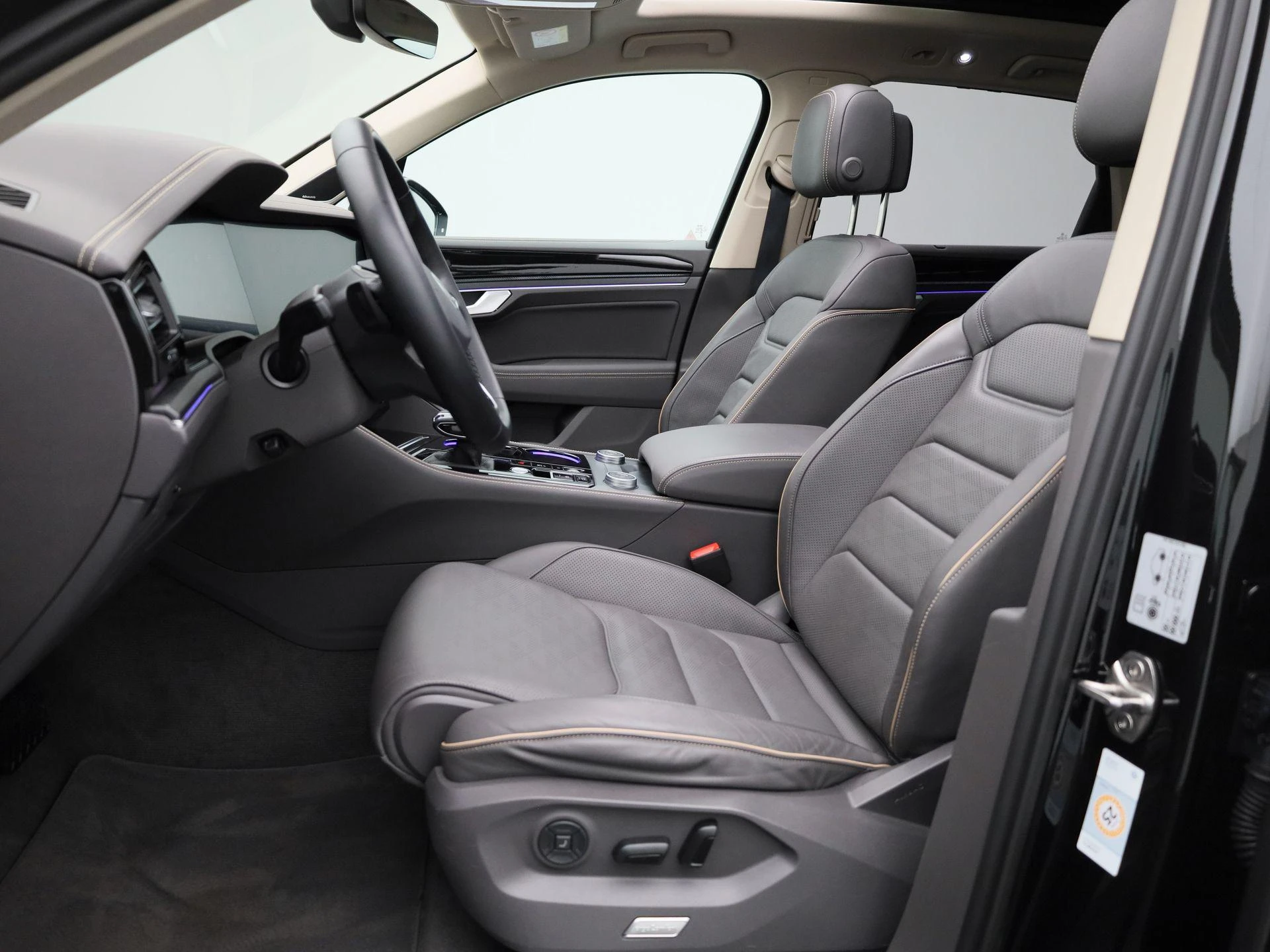 Volkswagen-Touareg-image-7