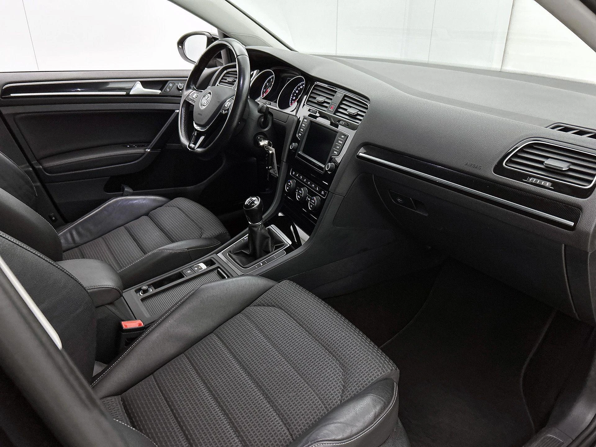 Volkswagen-Golf-image-22