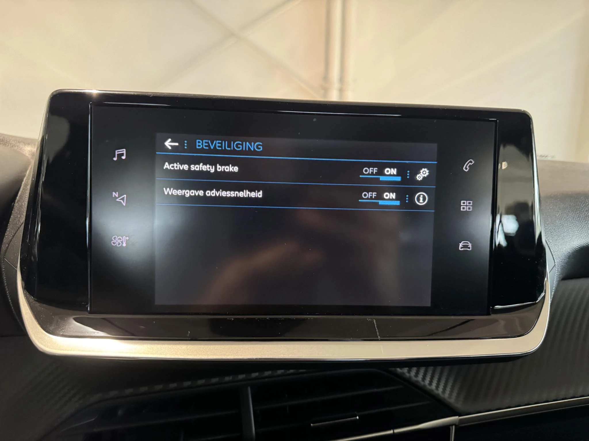 Peugeot-208-image-24