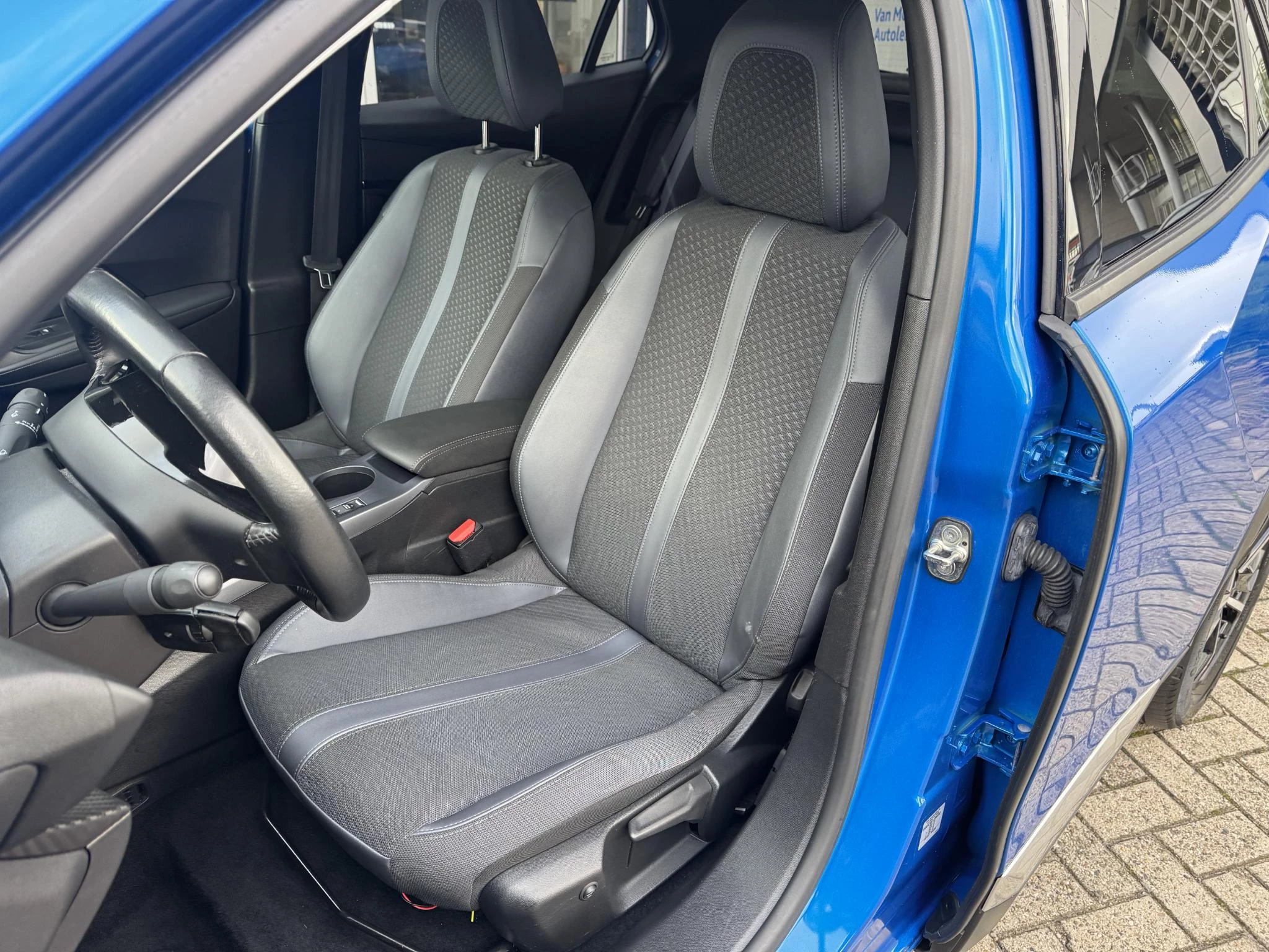 Peugeot-e-2008-image-18