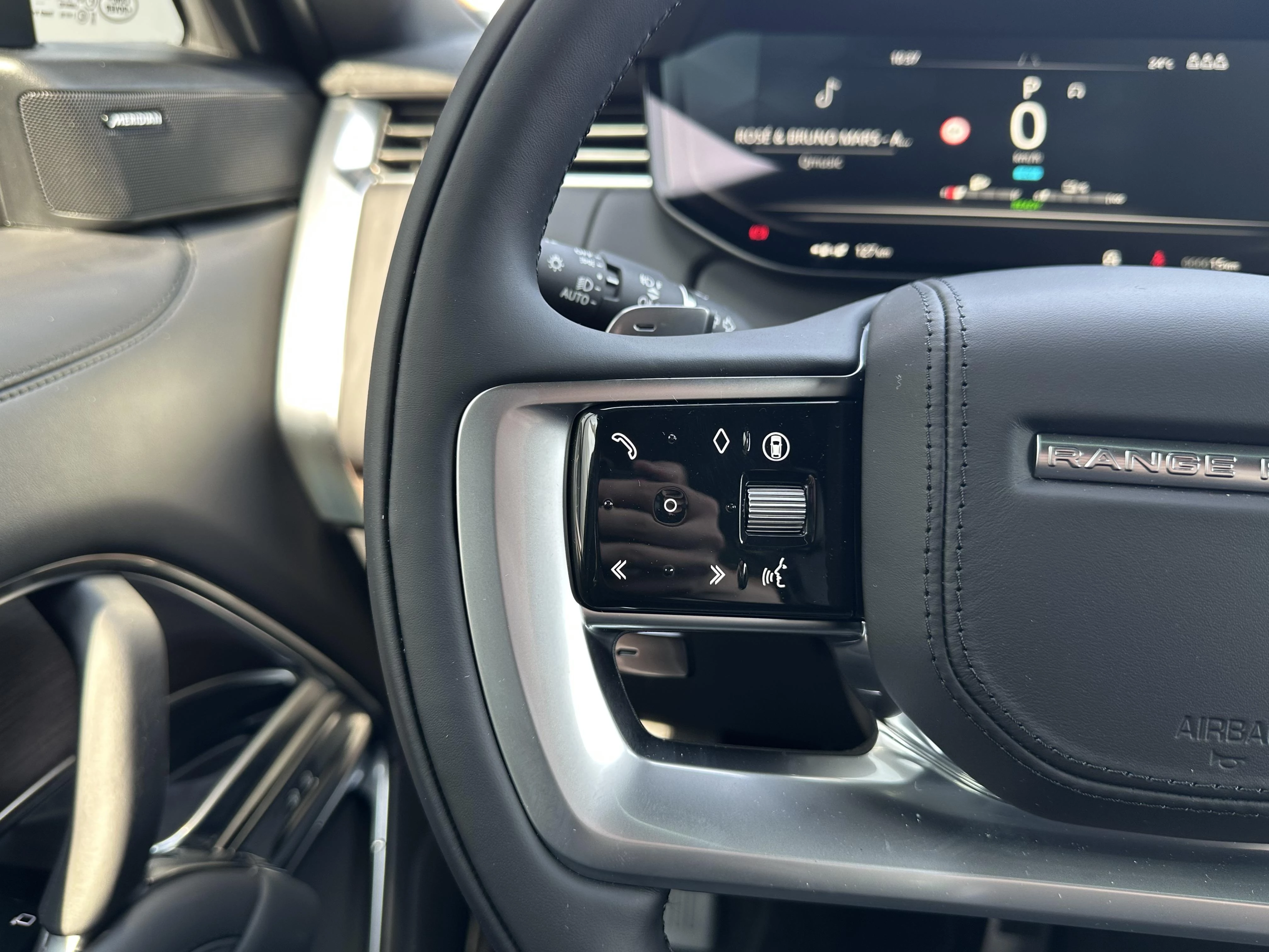 Land Rover-Range Rover-image-16