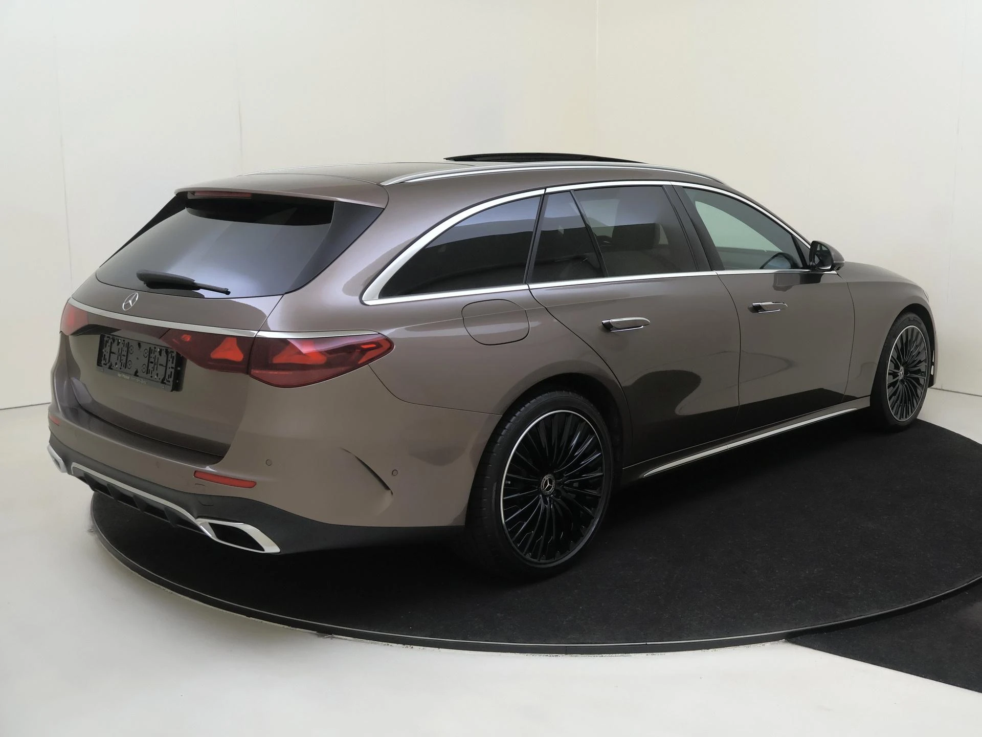 Mercedes-Benz-E-Klasse-image-3