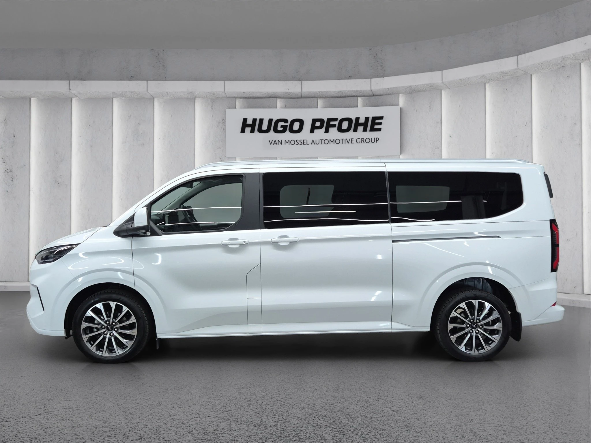 Ford-Tourneo Custom-image-1