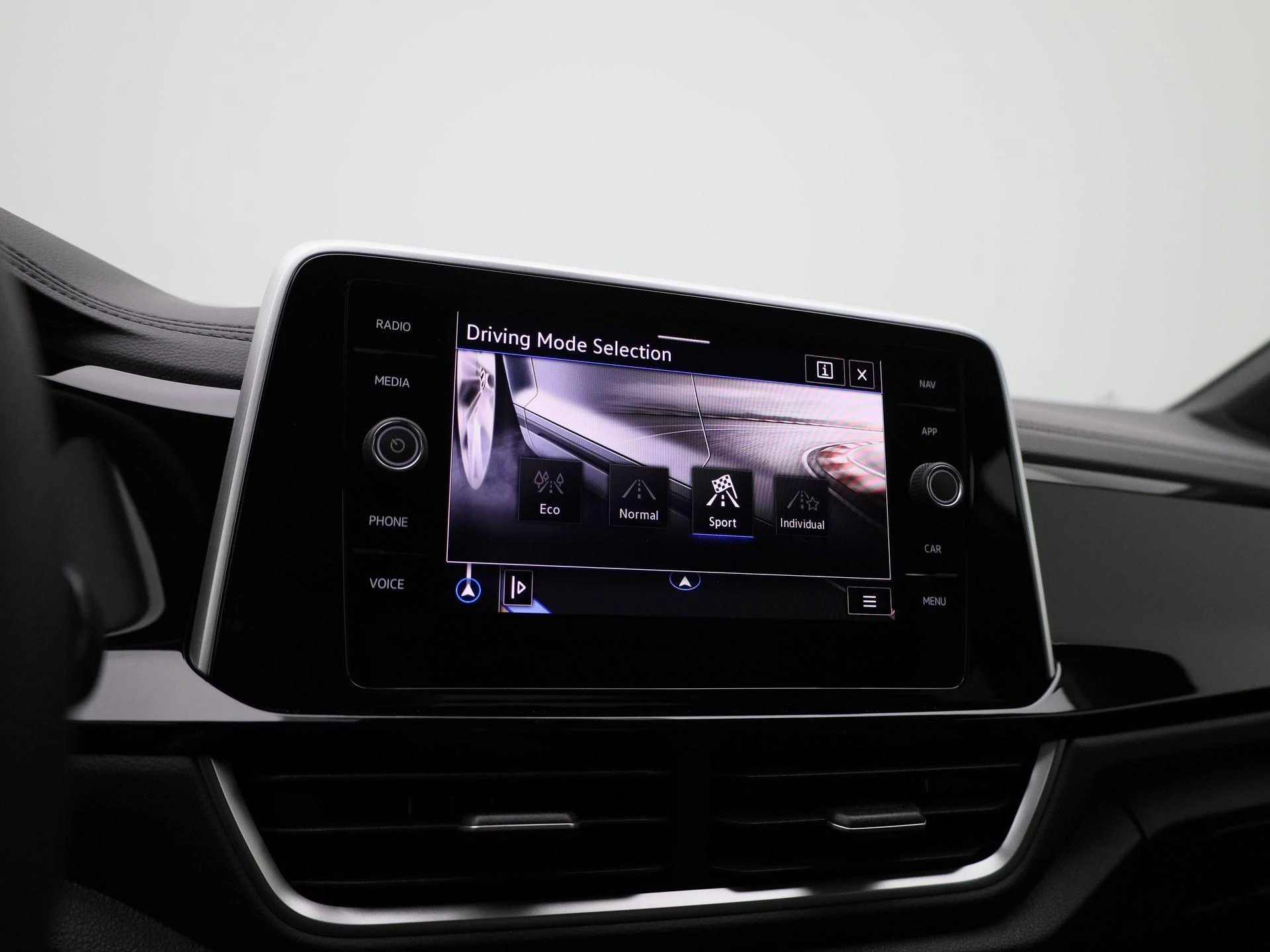 Volkswagen-T-Roc-image-24