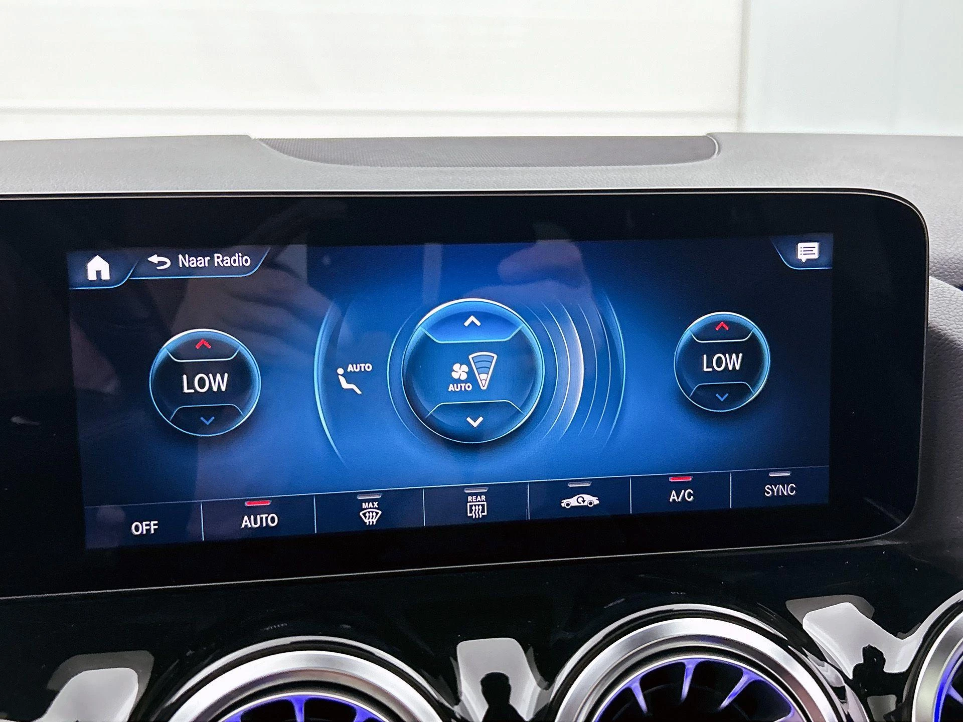 Mercedes-Benz-GLA-image-31