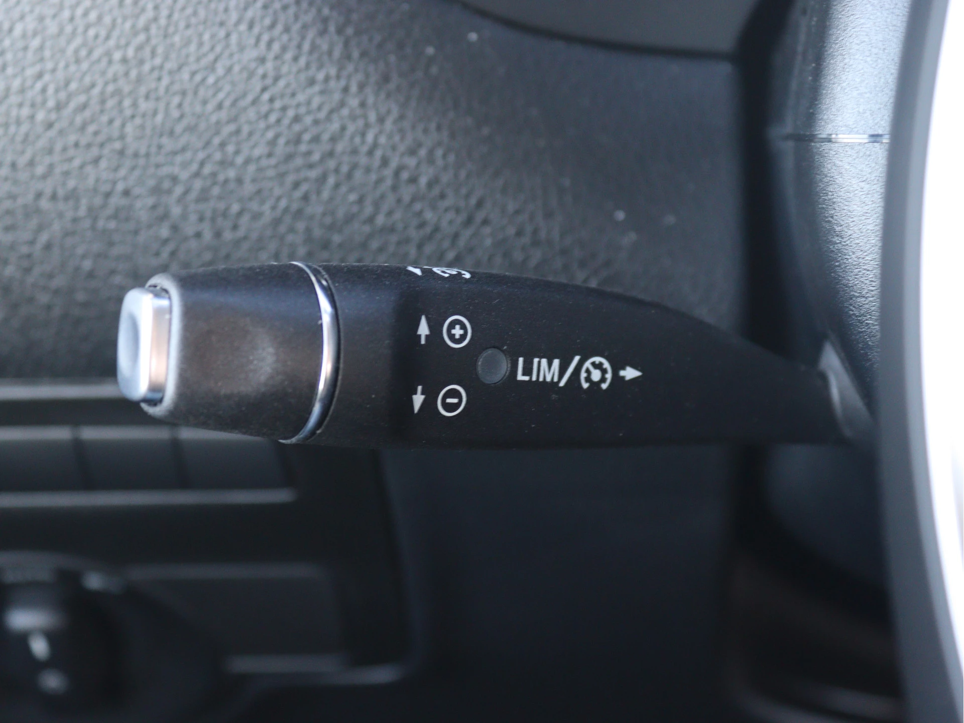 Mercedes-Benz-Vito-image-7