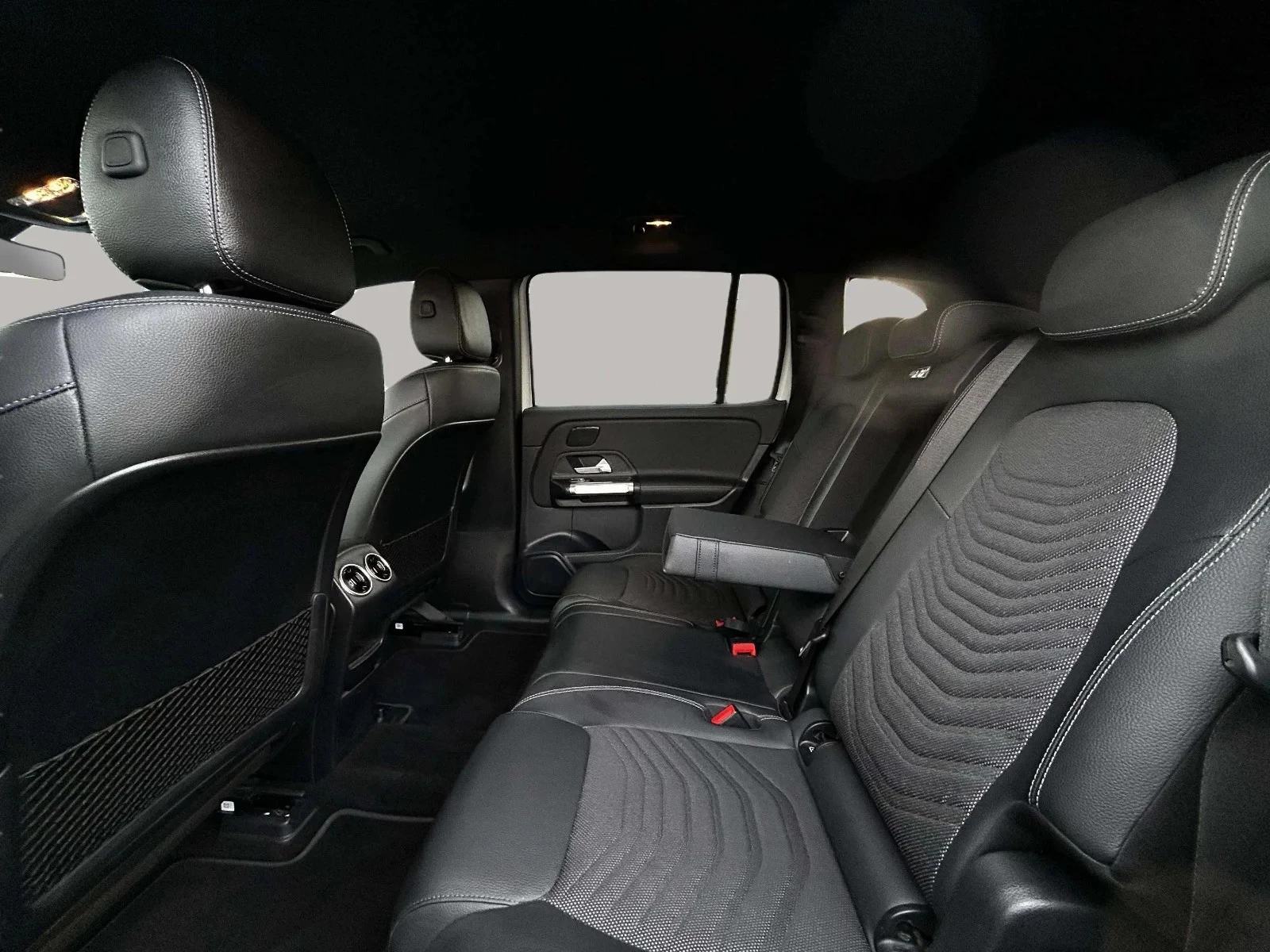 Mercedes-Benz-EQB-image-12