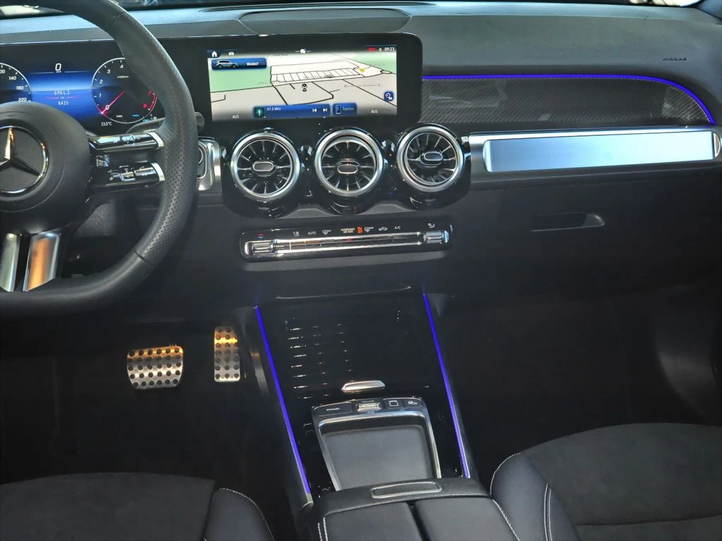 Mercedes-Benz-GLB 200-image-9
