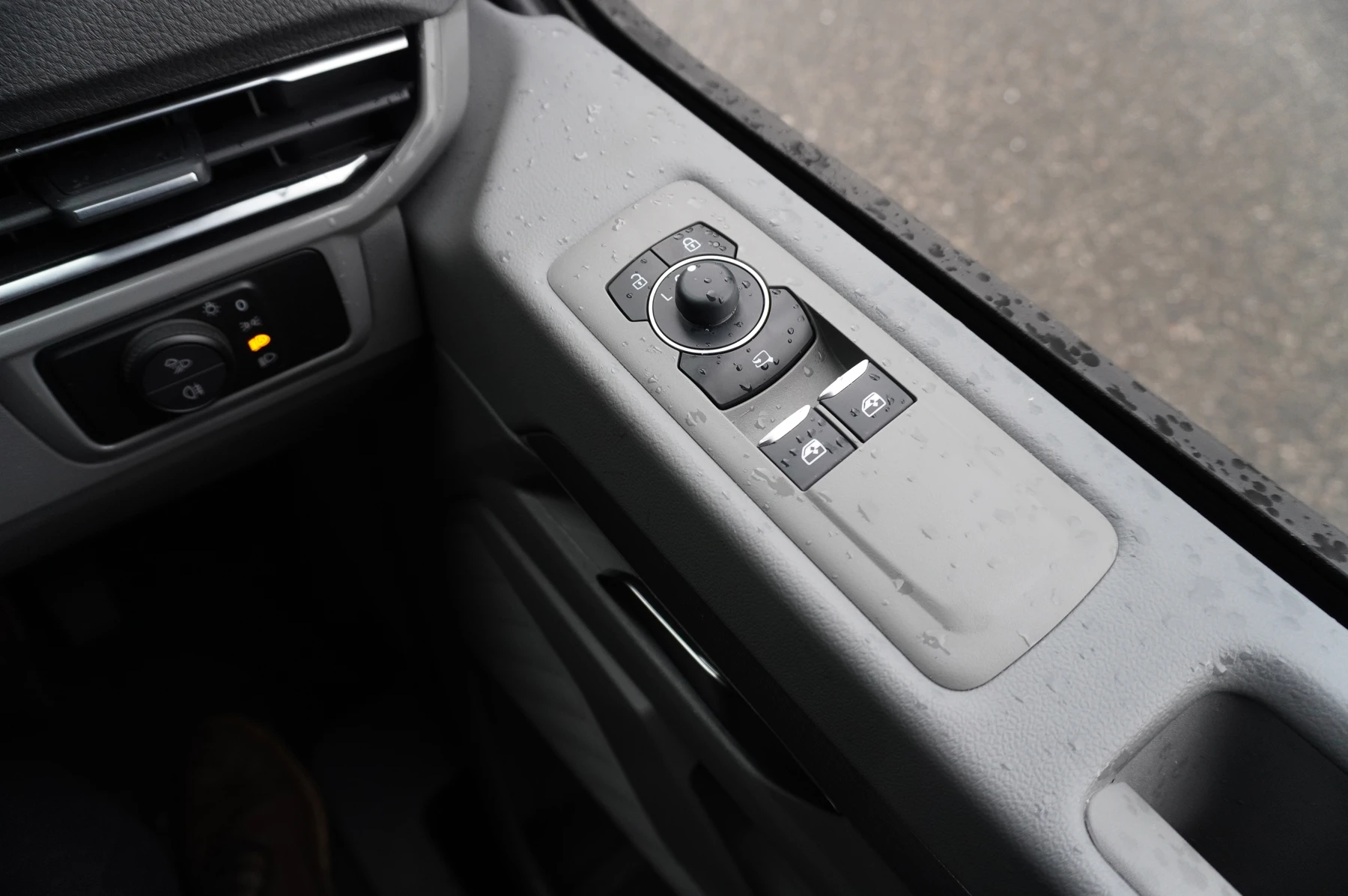 Volkswagen-Transporter-image-21