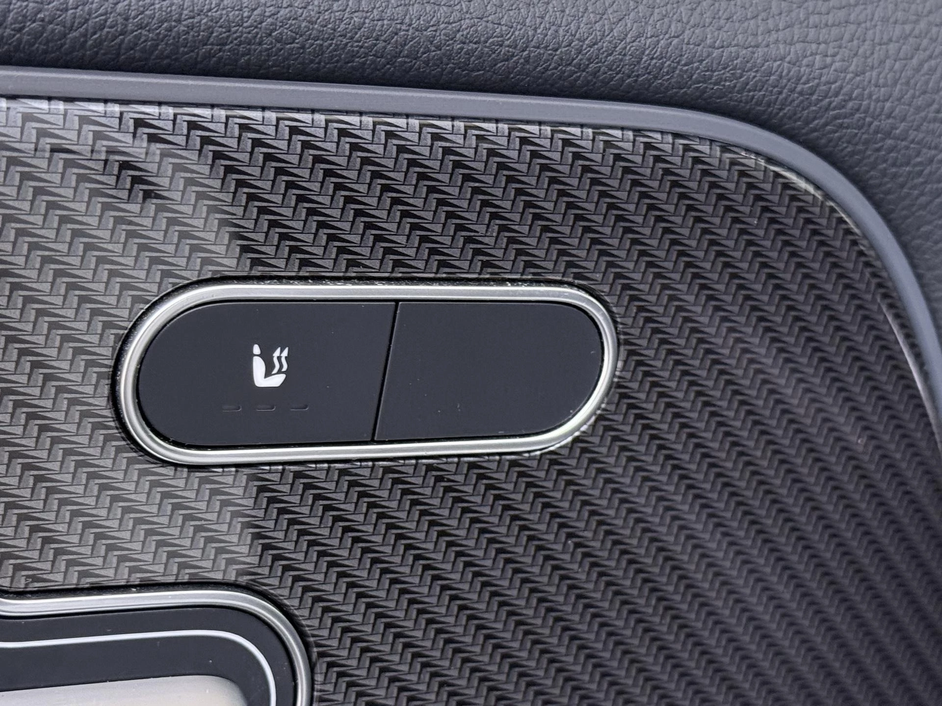 Mercedes-Benz-GLA-image-25