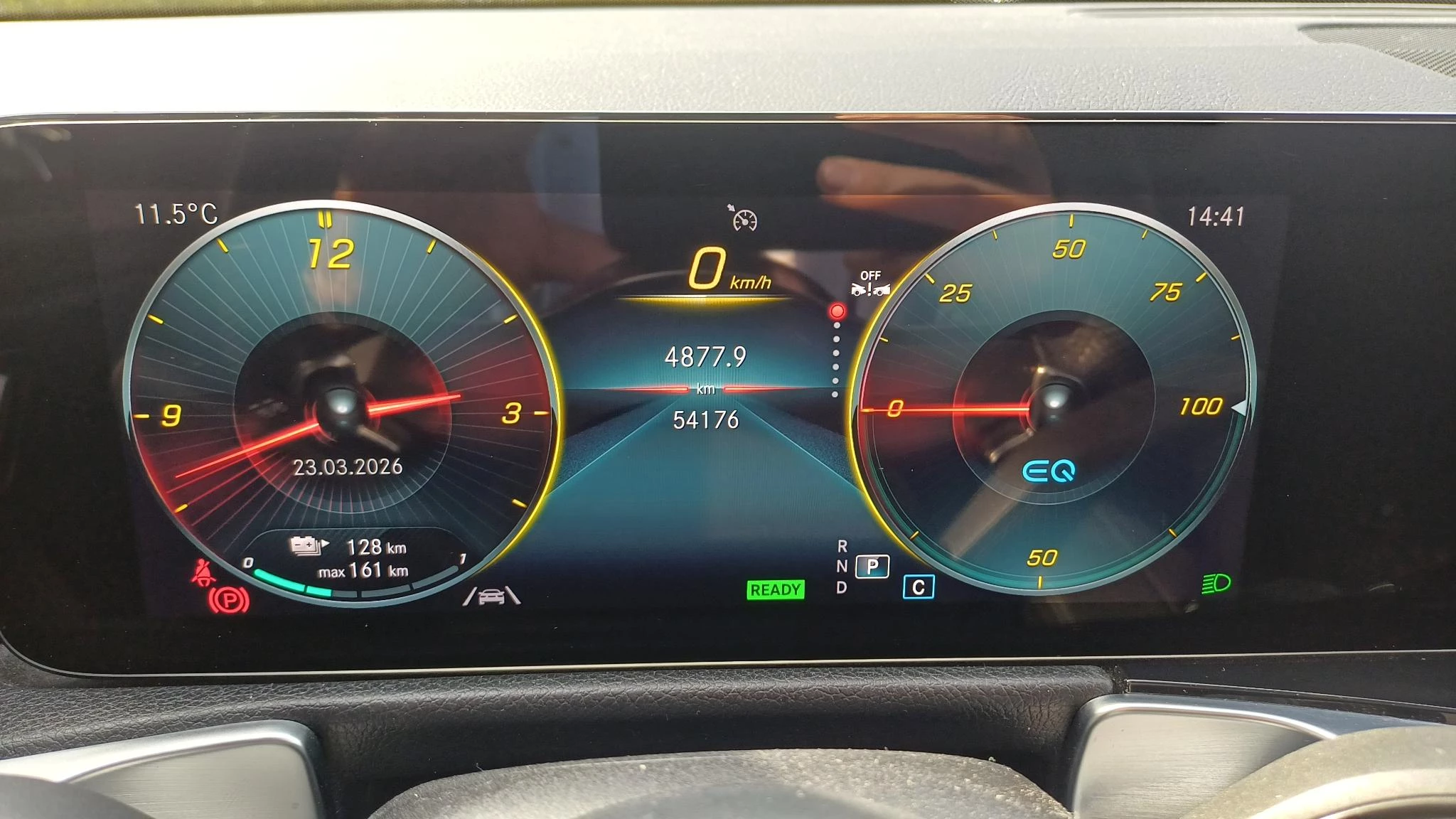 Mercedes-Benz EQB 250 AMG Line + 7-ZITPLAATSEN + LEDER + PANO DAK + CARPLAY +