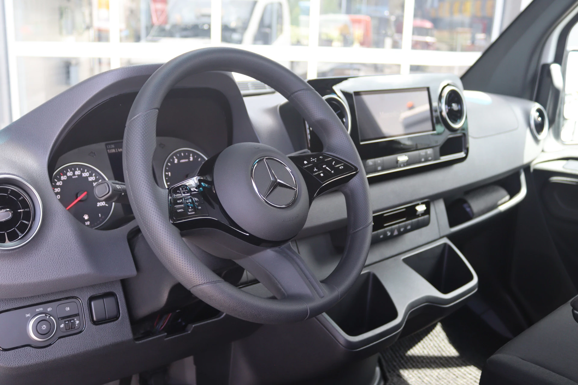 Mercedes-Benz-Sprinter-image-2