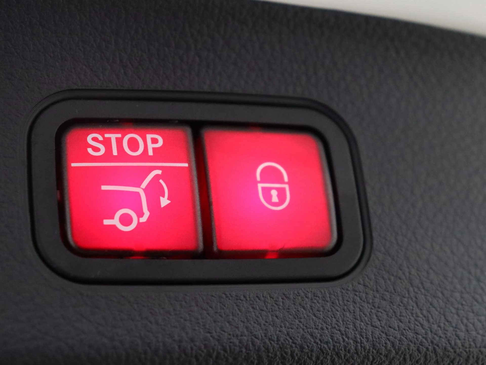 Mercedes-Benz-GLA-image-35