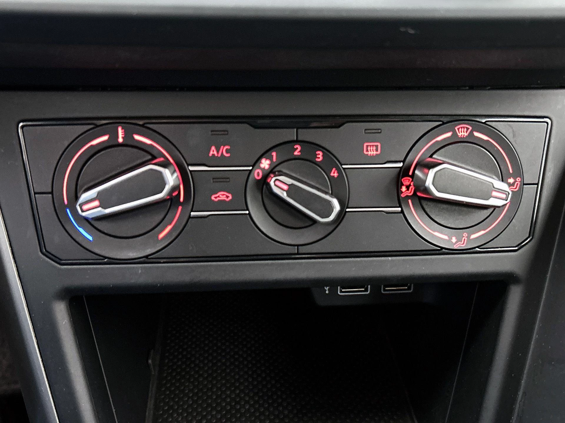 Volkswagen-Polo-image-19