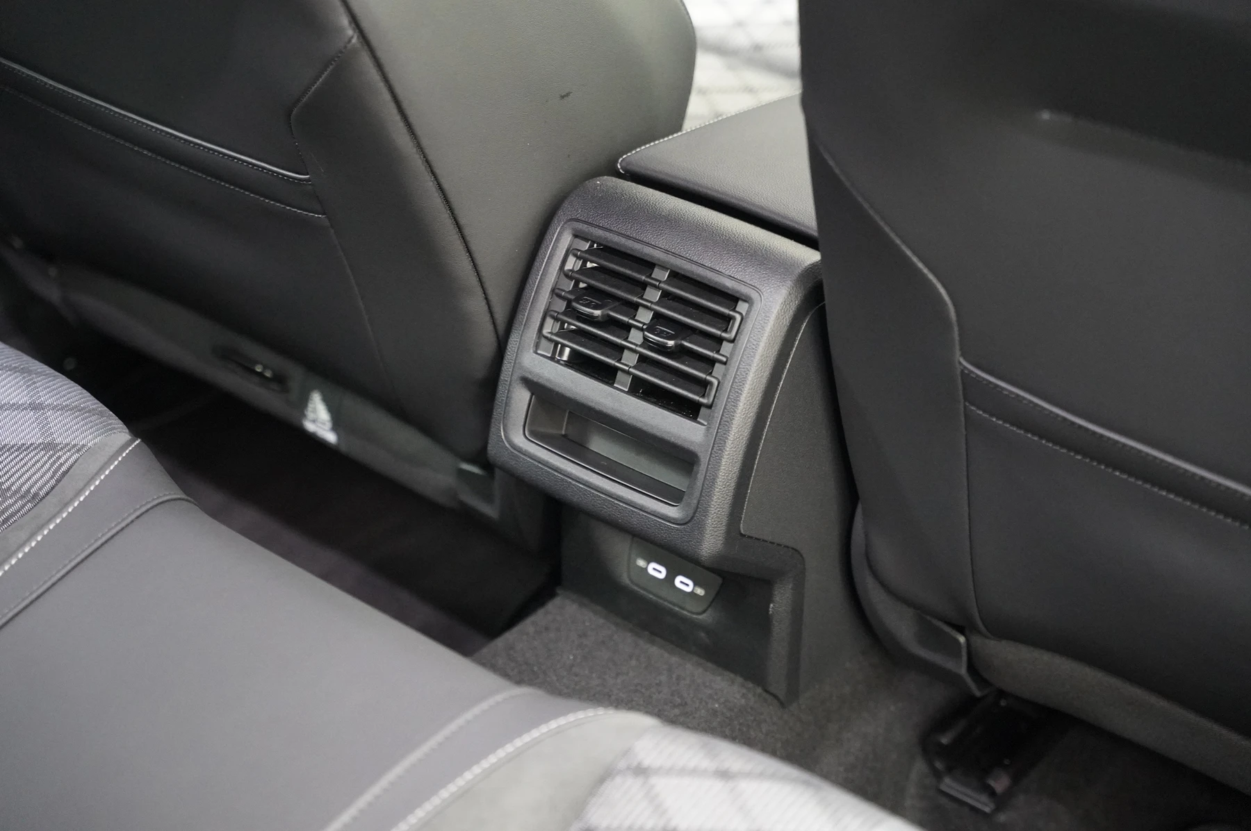 Volkswagen-Golf-image-28