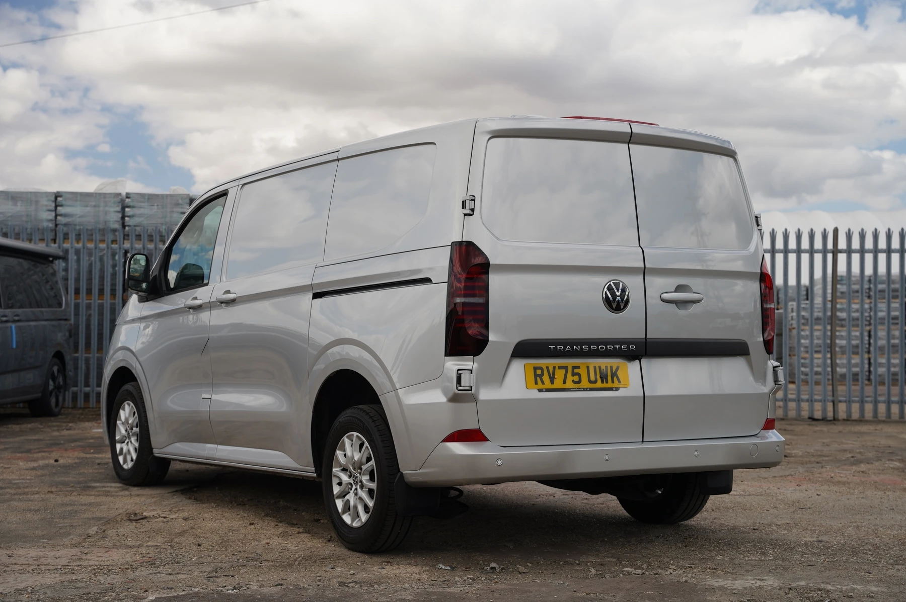 Volkswagen-Transporter-image-2