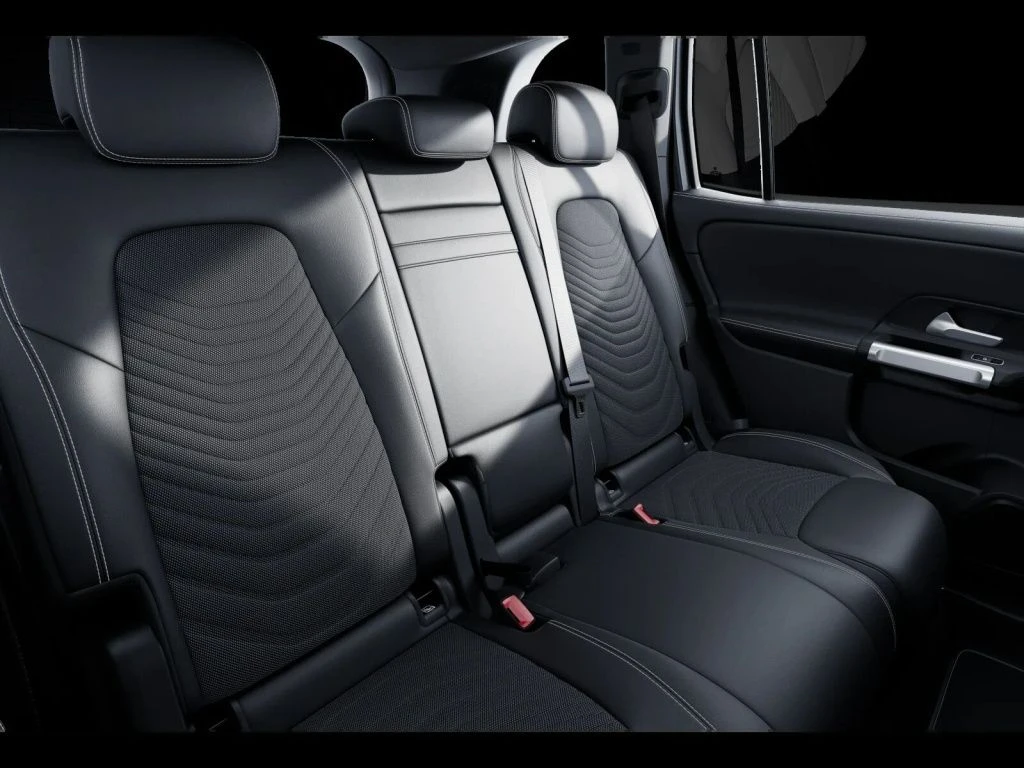 Mercedes-Benz-GLB 200-image-11