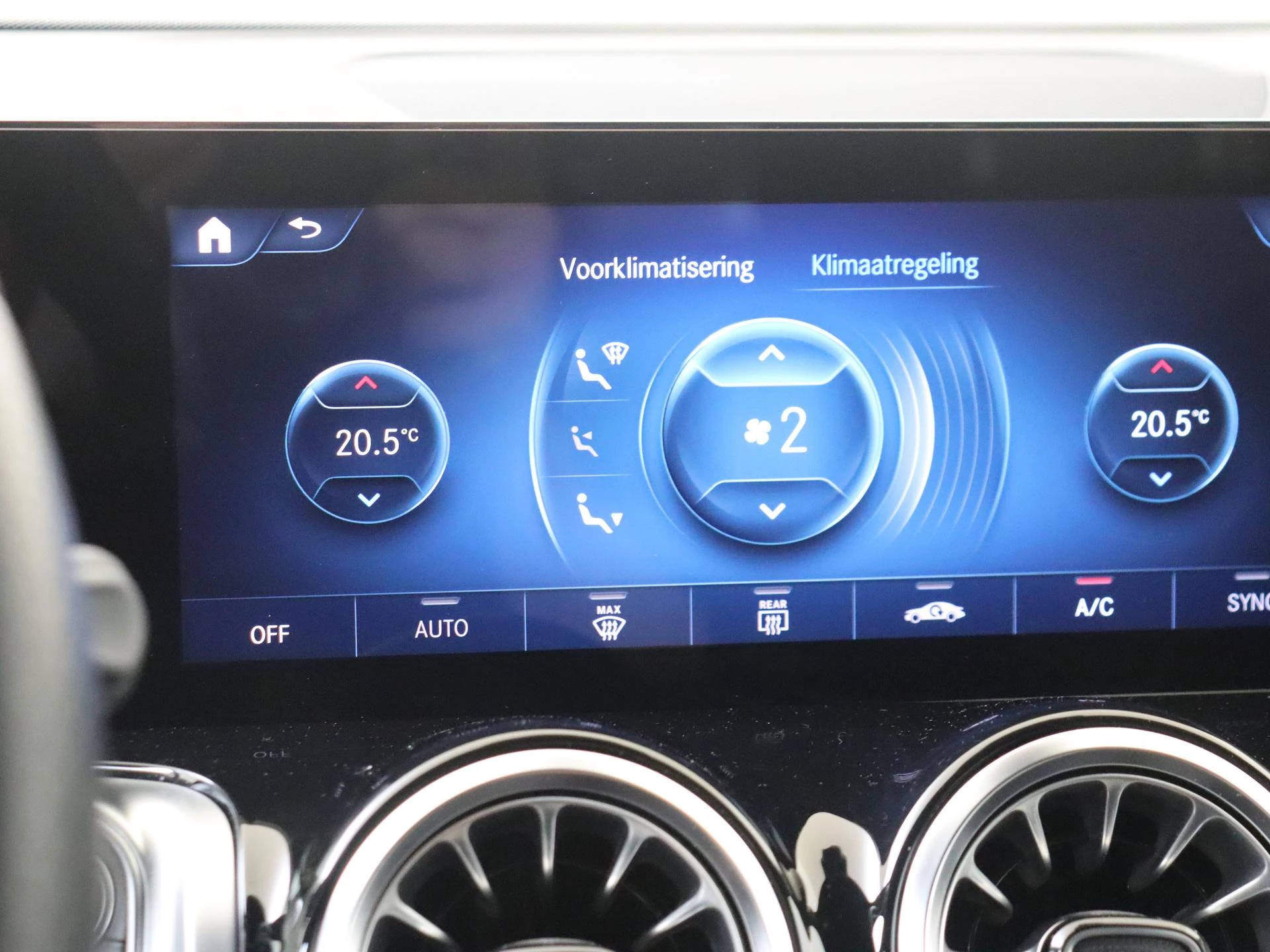 Mercedes-Benz-EQB-image-18