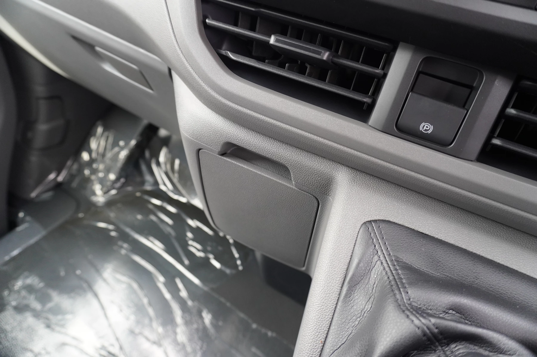 Volkswagen-Transporter-image-32