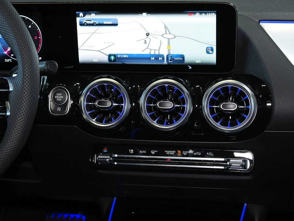 Mercedes-Benz-GLA 200 d-image-8