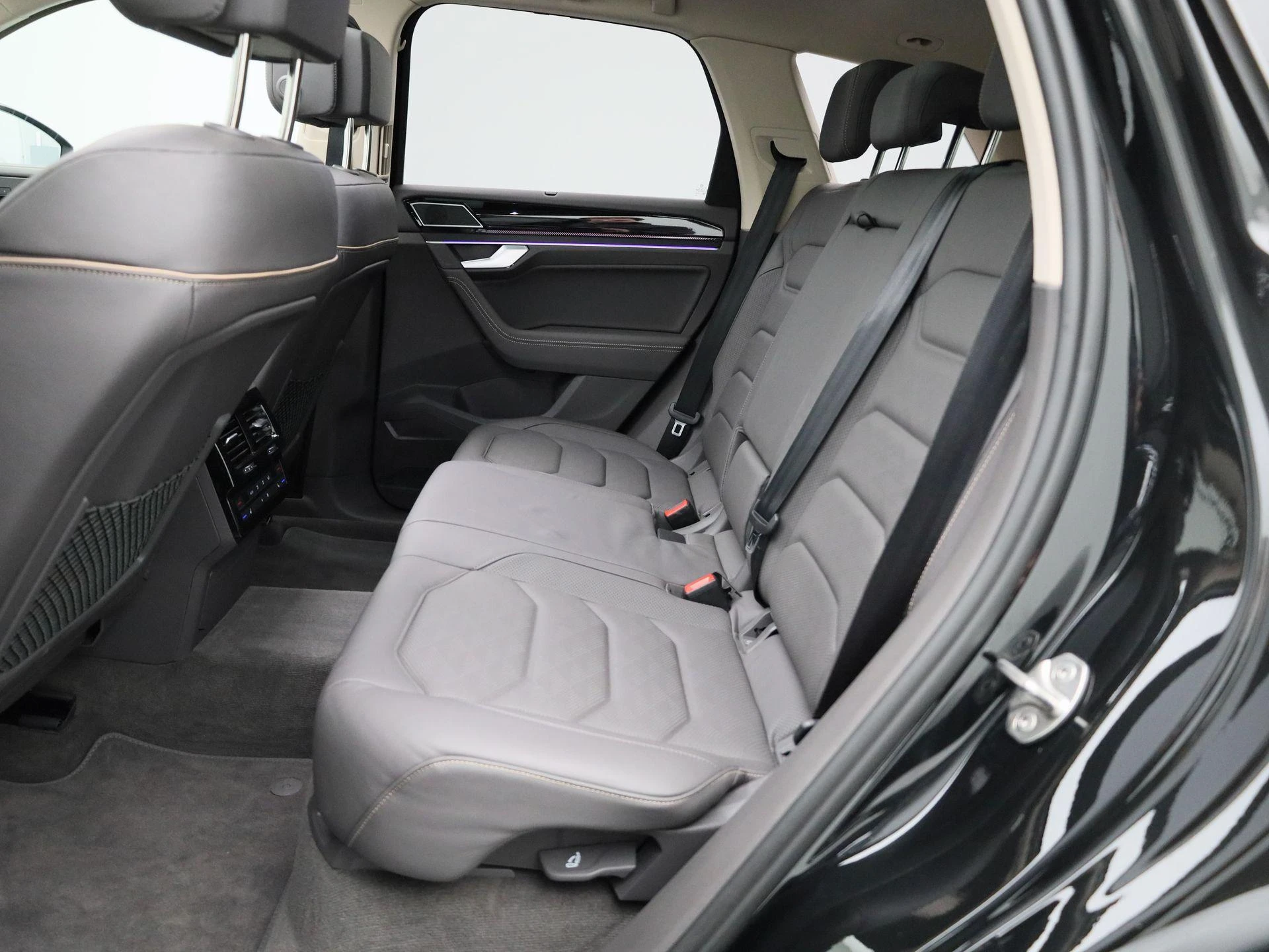 Volkswagen-Touareg-image-8