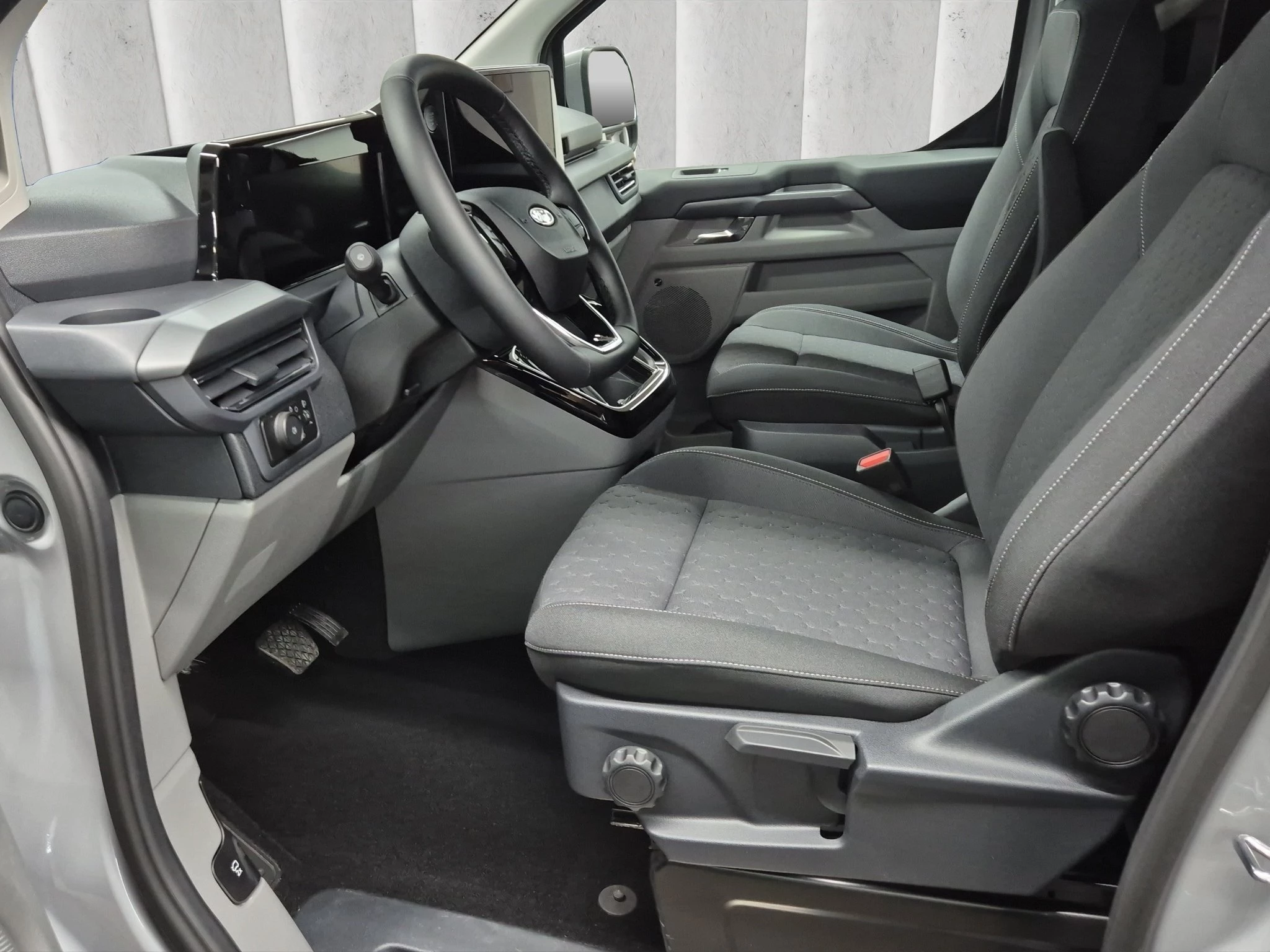 Ford Tourneo Custom Titanium 2.0 EcoBlue 125kW 320 L1 Auto FWD Van. 4-türig