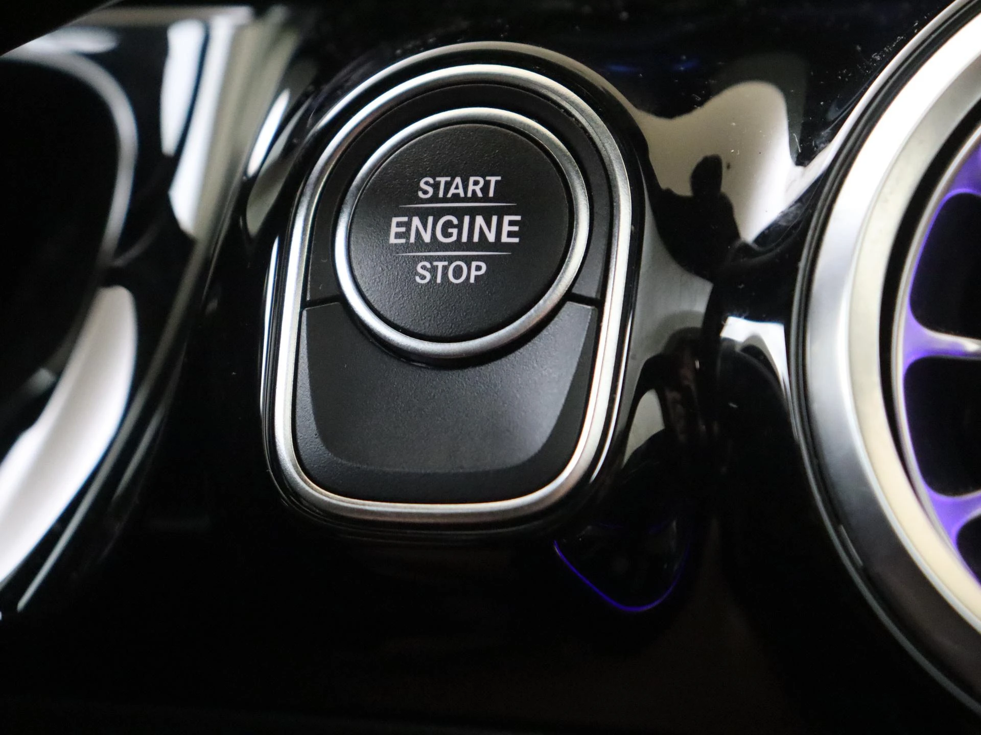 Mercedes-Benz-GLA-image-21