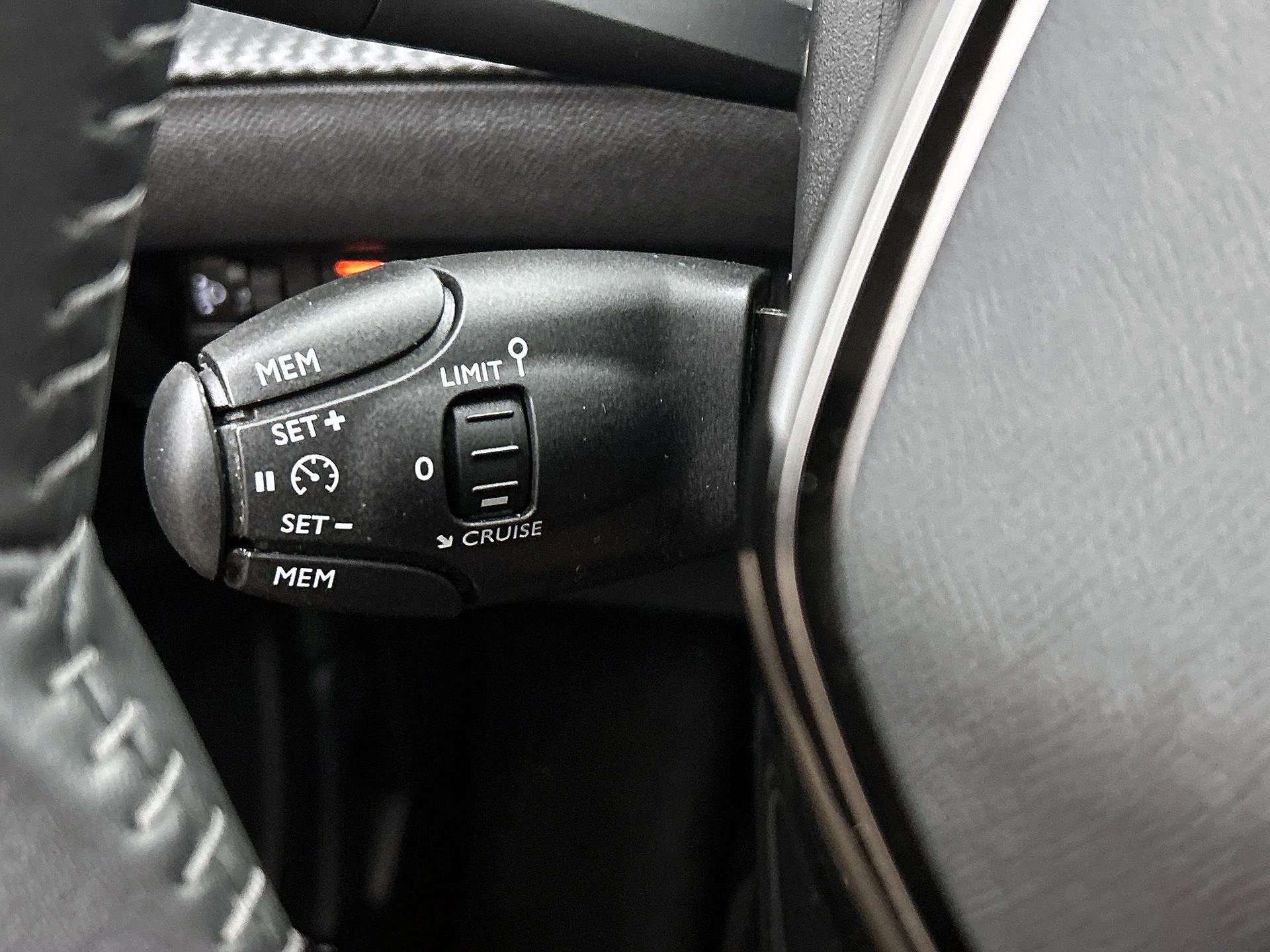 Peugeot-e-2008-image-5