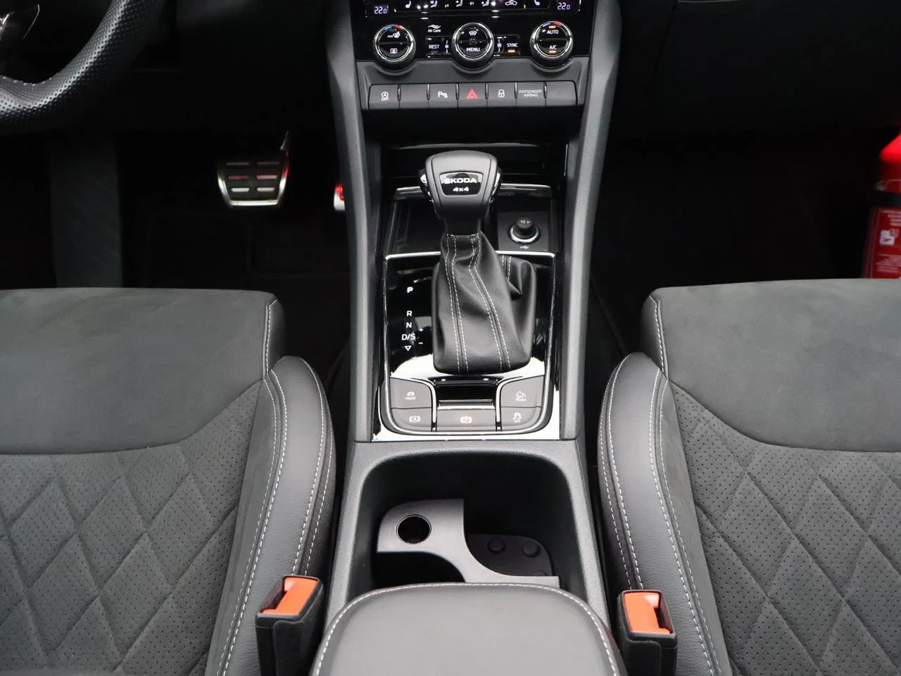 Škoda Kodiaq Kodiaq 2.0TSI 4x4 Sportline 190PK *AUTOMAAT*PANODAK*7 ZITPLAATSEN*TREKHAAK*LEDER*ALCANTARA*SPORTZETELS*CAMERA*CRUISE*PDC*...*