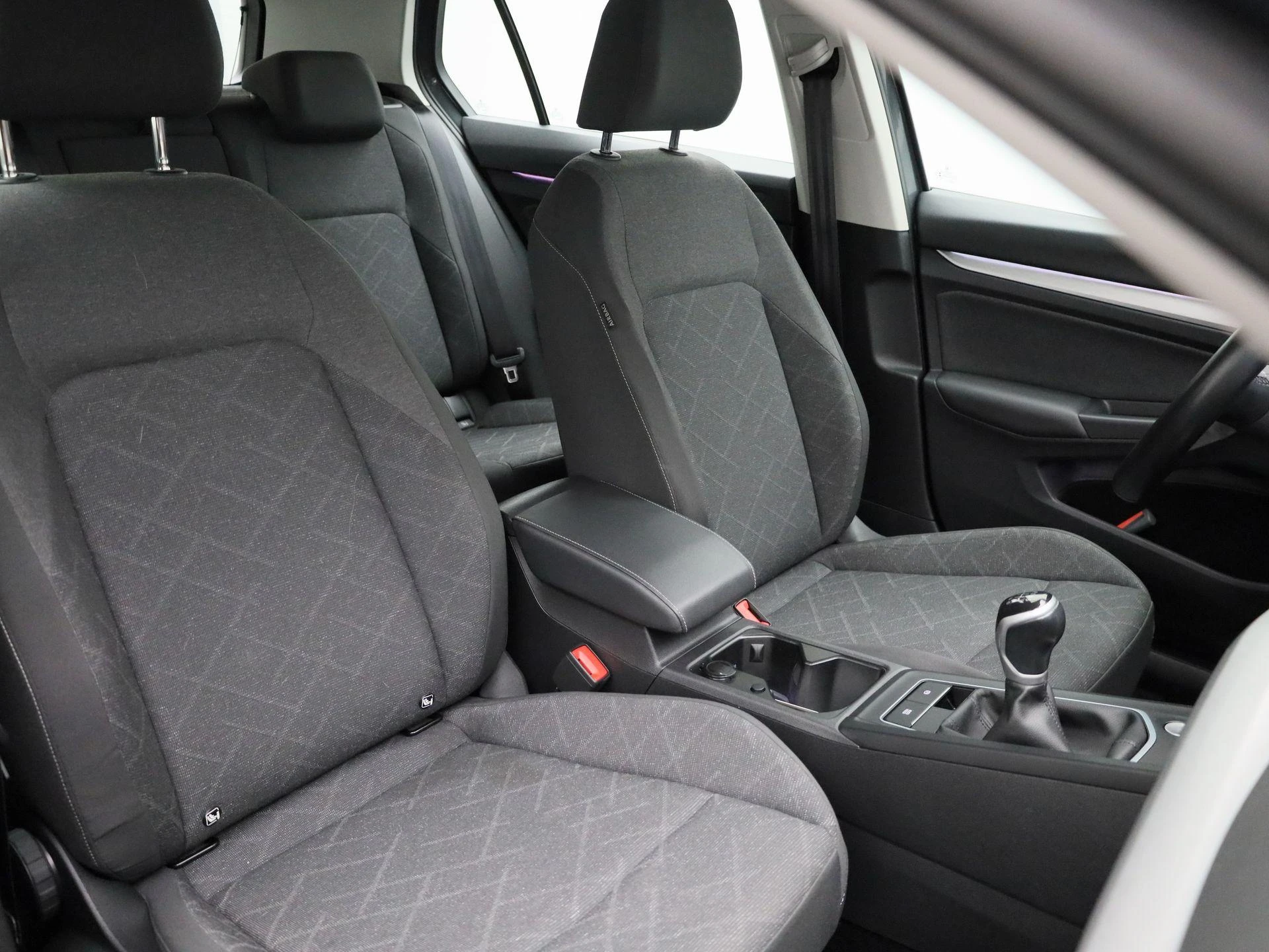 Volkswagen-Golf-image-32