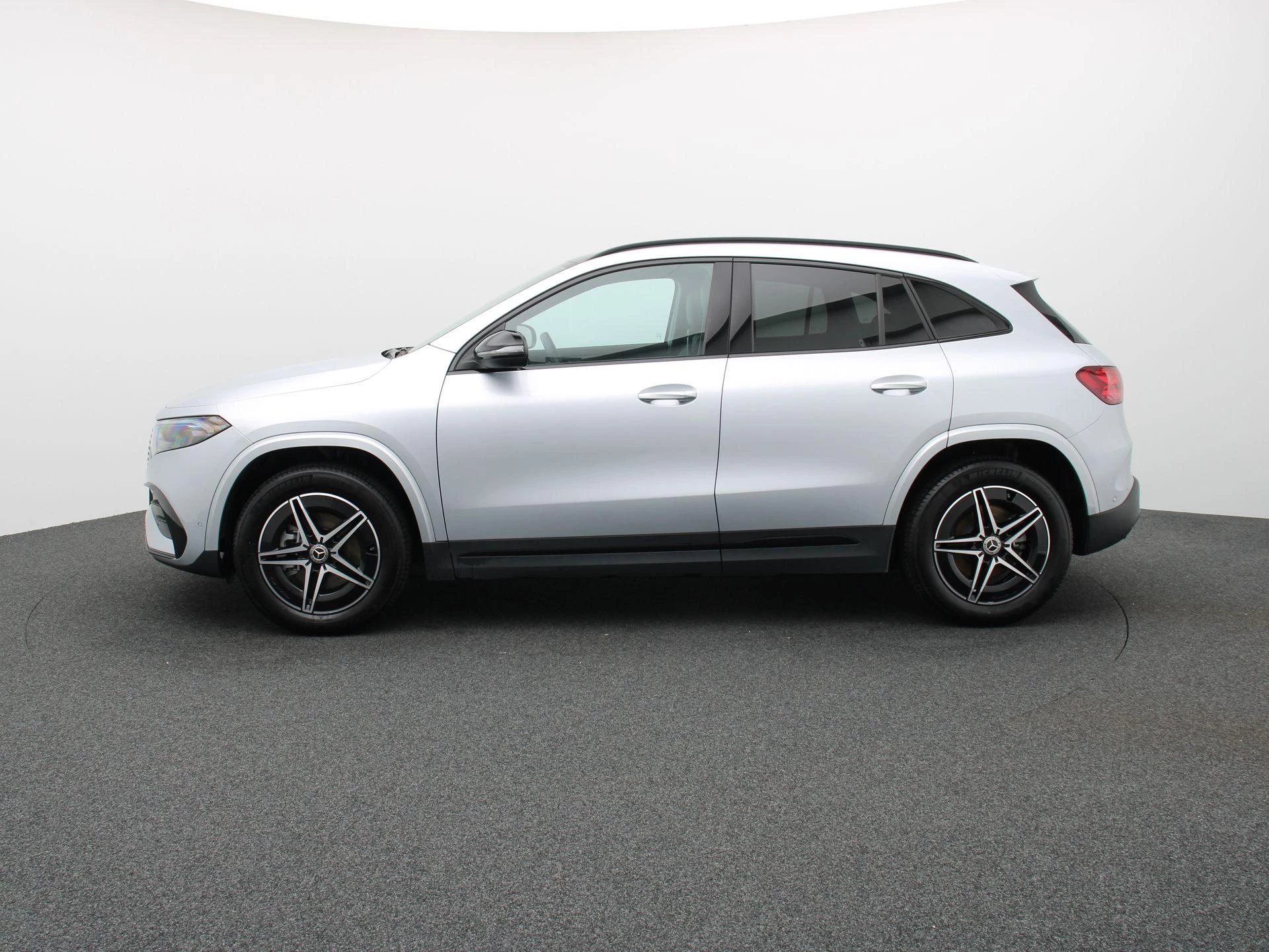 Mercedes-Benz EQA 250+ AMG Line + CARPLAY + PANORAMISCH DAK + NIGHTPAKKET +
