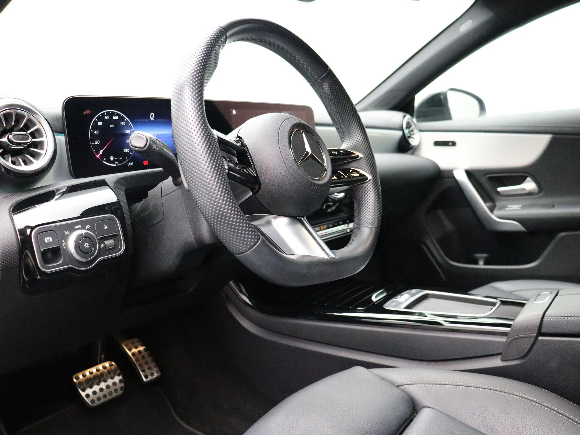 Mercedes-Benz-CLA-image-11