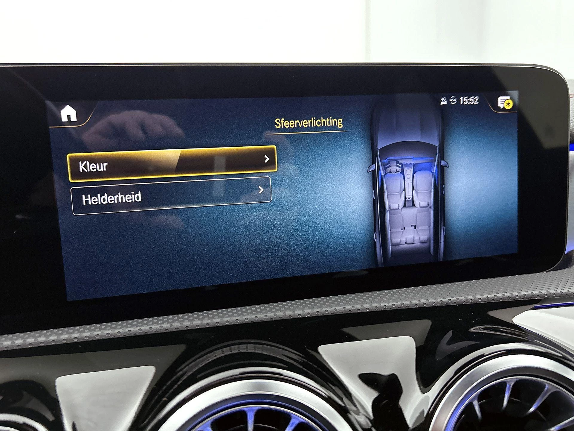 Mercedes-Benz-CLA-image-45