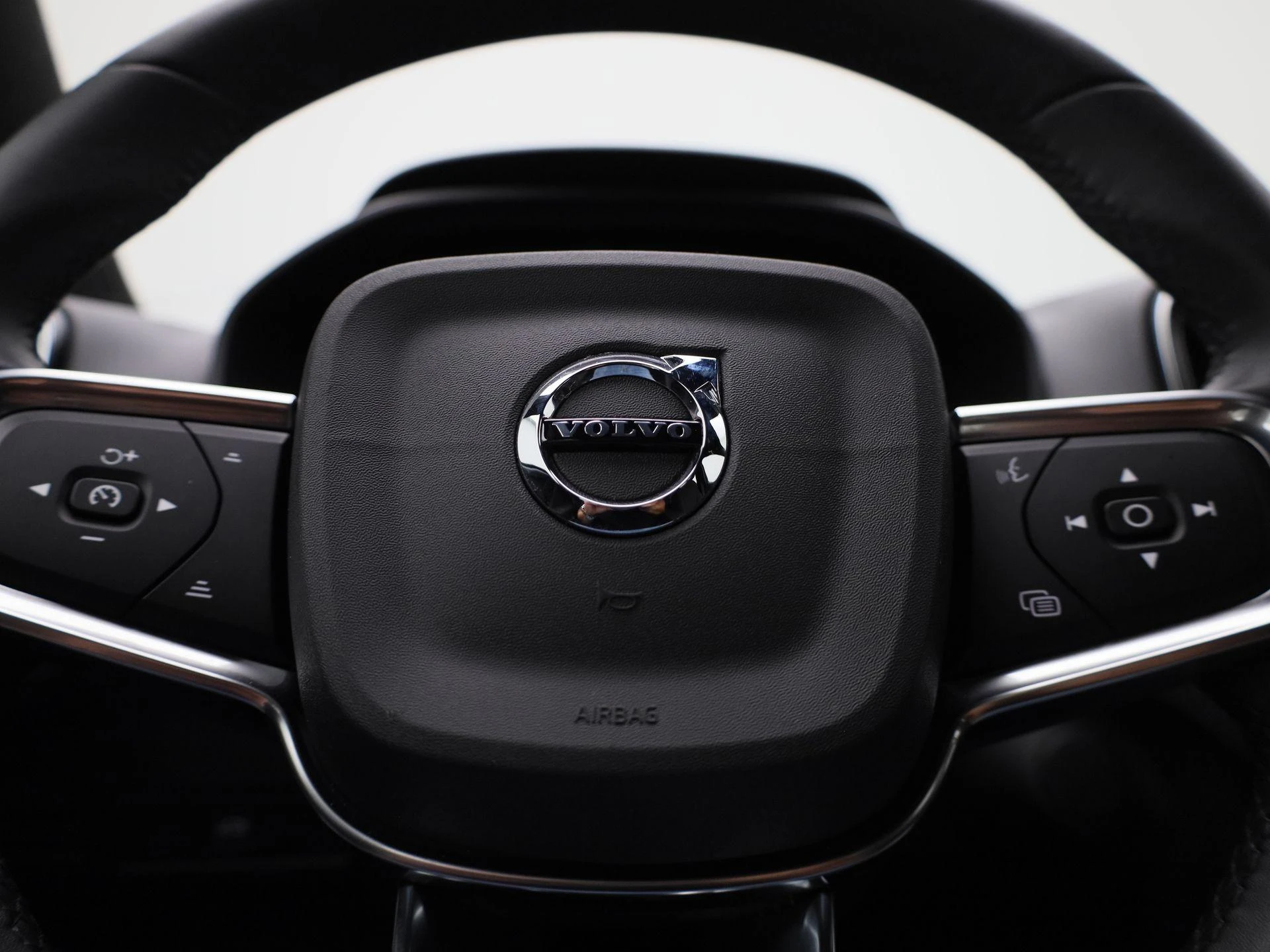 Volvo-EX40-image-24