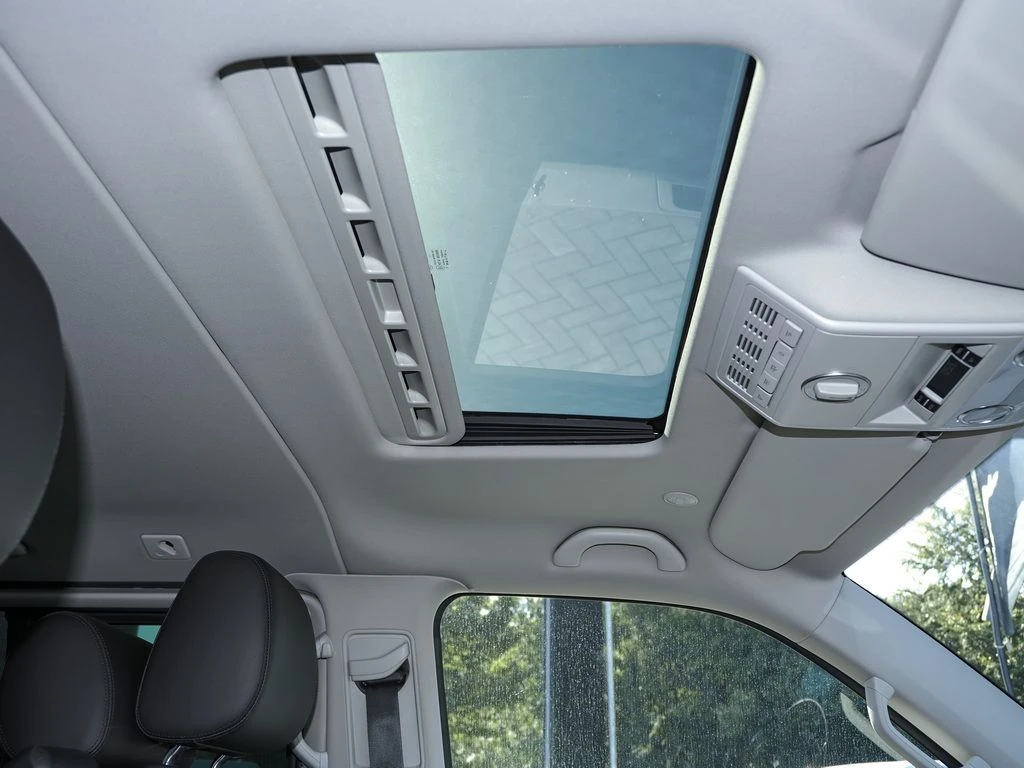 Volkswagen-Transporter-image-10